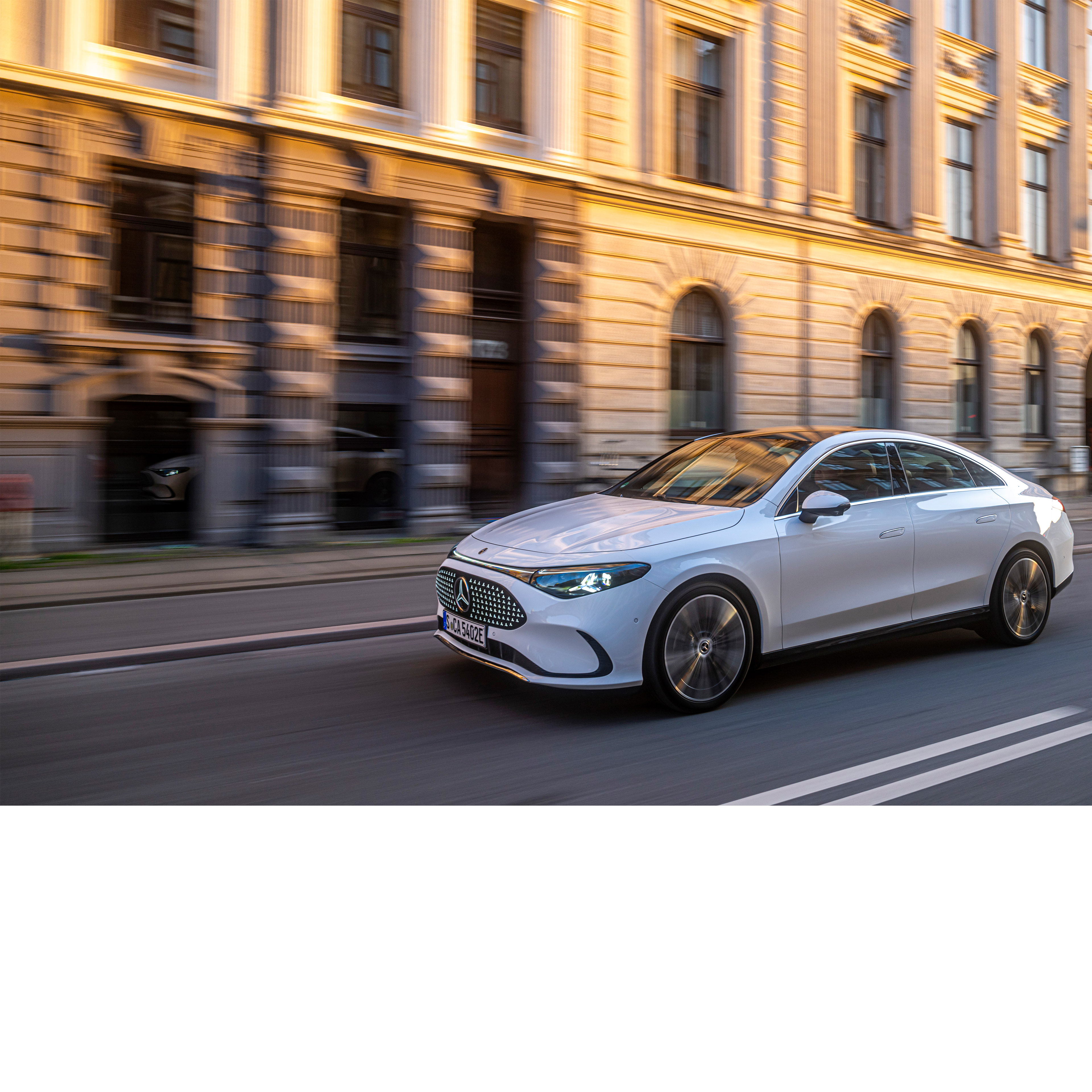 Automatisiertes Fahren & Assistenzsysteme | Mercedes-Benz Das Lenkrad und das Fahrerdisplay in einem Mercedes-Benz.