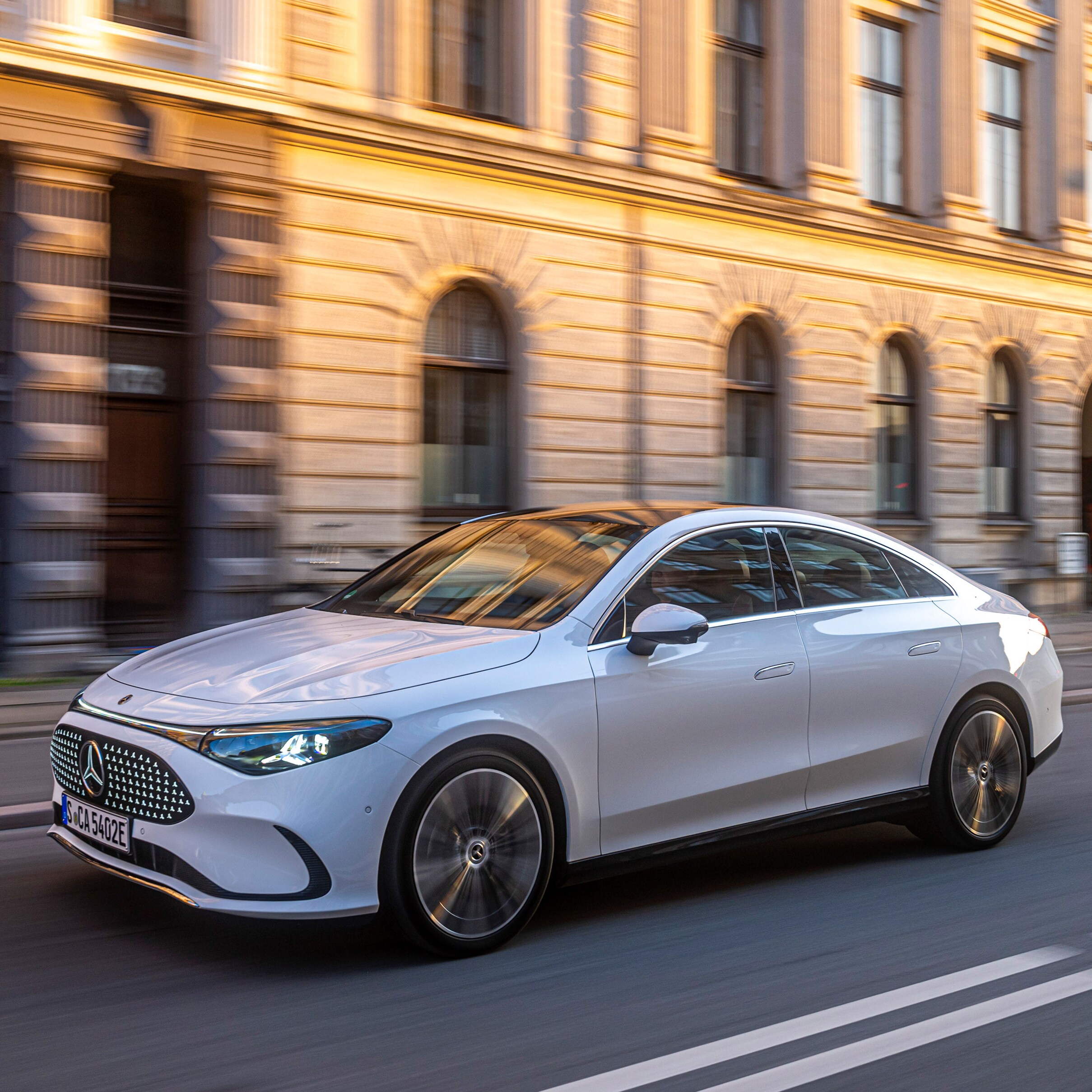 Le volant et l'écran conducteur dans une Mercedes-Benz.
