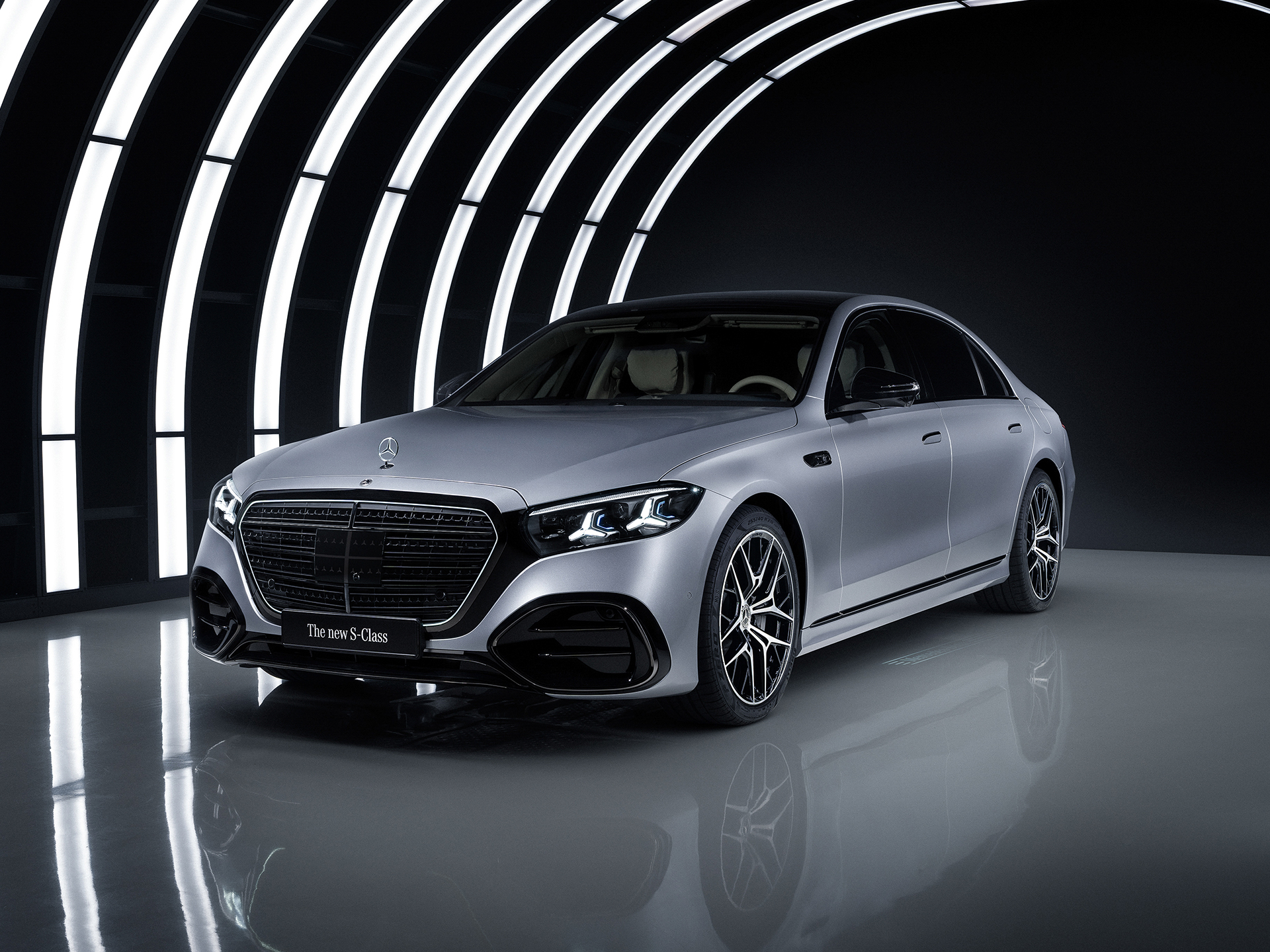 Technik | Antriebstechniken | Mercedes-Benz Mercedes-Benz Limousine inmitten eines Blumenfelds.