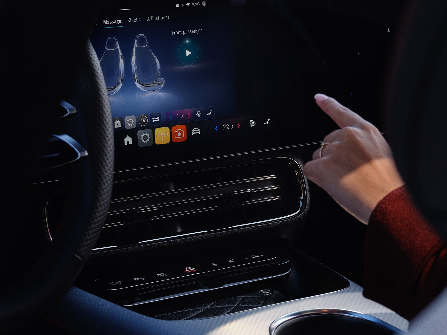 Le système multimédia MBUX présente les options de personnalisation à l'intérieur d'une voiture Mercedes-Benz.