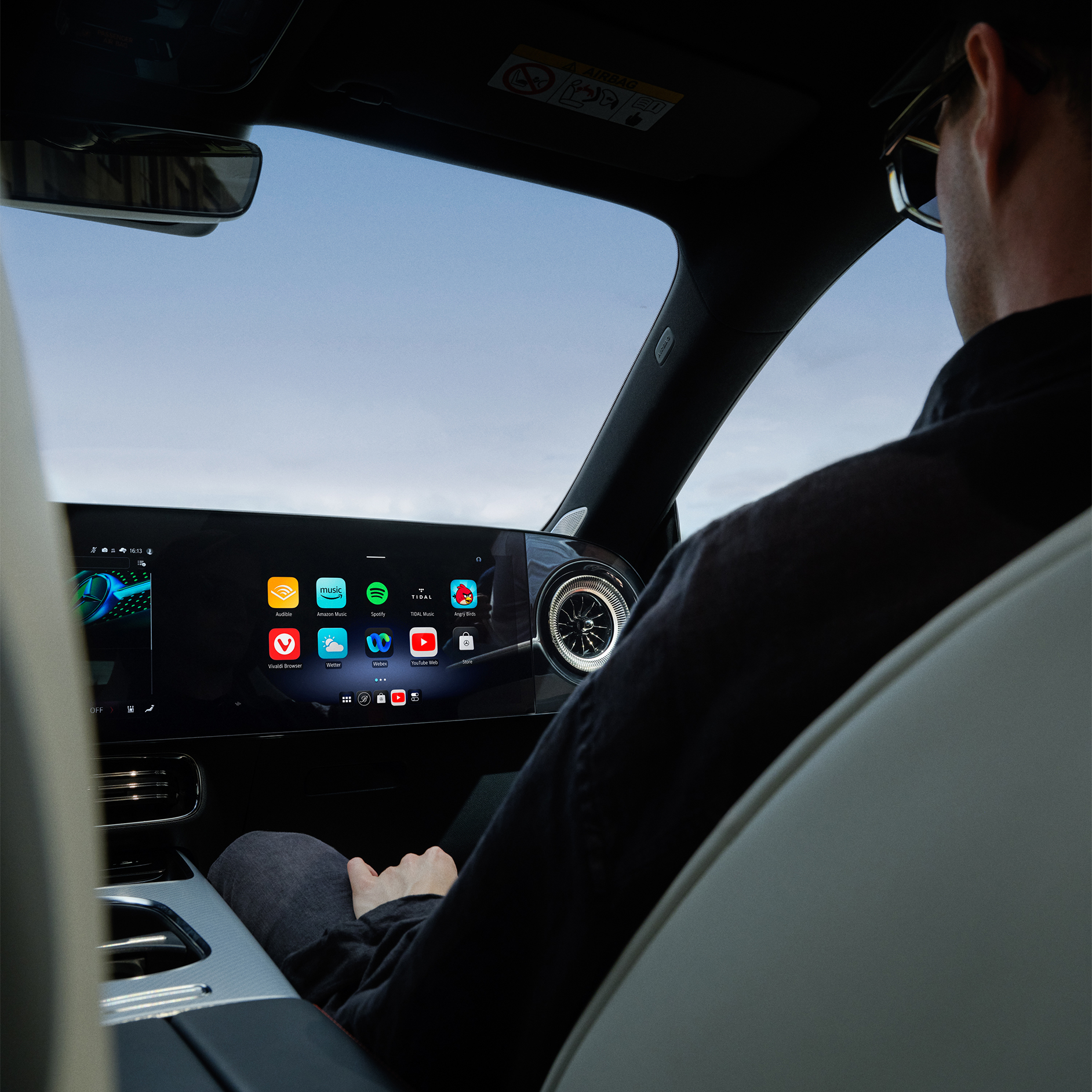 Sprachassistenz | MBUX Multimediasystem | Mercedes-Benz Cockpit eines Mercedes-Benz mit MBUX Multimediasystem.