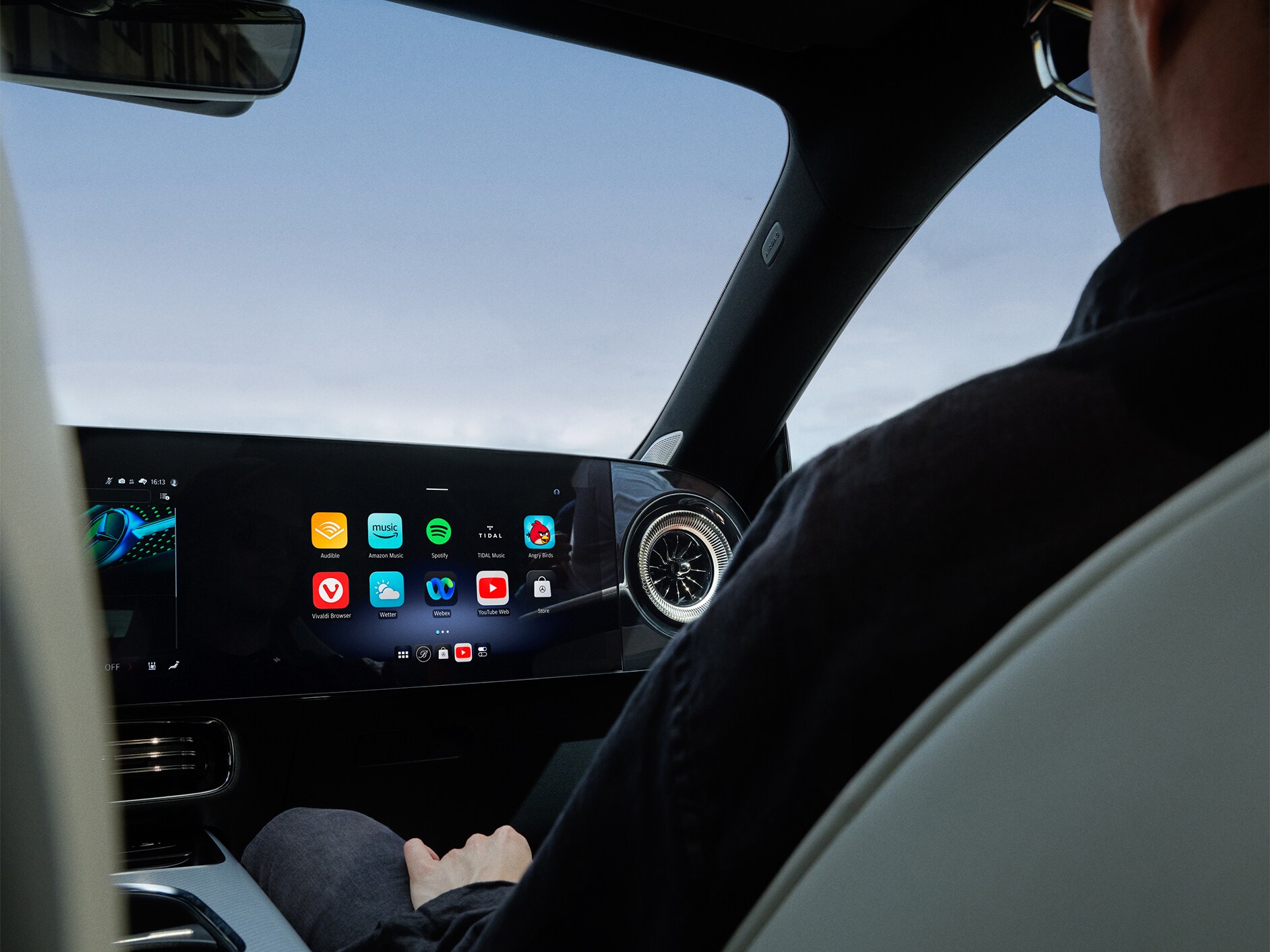 Abitacolo Mercedes-Benz con sistema multimediale MBUX.