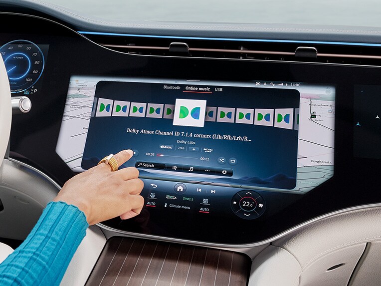 Der MBUX Hyperscreen mit der Dolby Atmos®-Anzeige in einem Mercedes-Benz Fahrzeug.