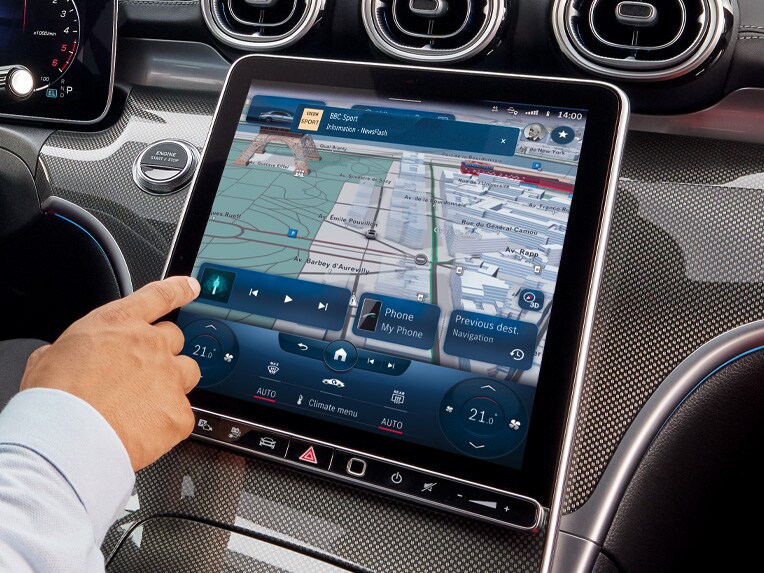 Der MBUX Hyperscreen mit der NewsFlash-Anzeige in einem Mercedes-Benz Fahrzeug.