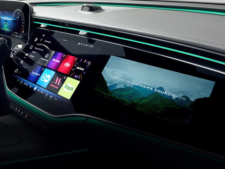 Der MBUX Hyperscreen von Mercedes-Benz mit Videostreaming.