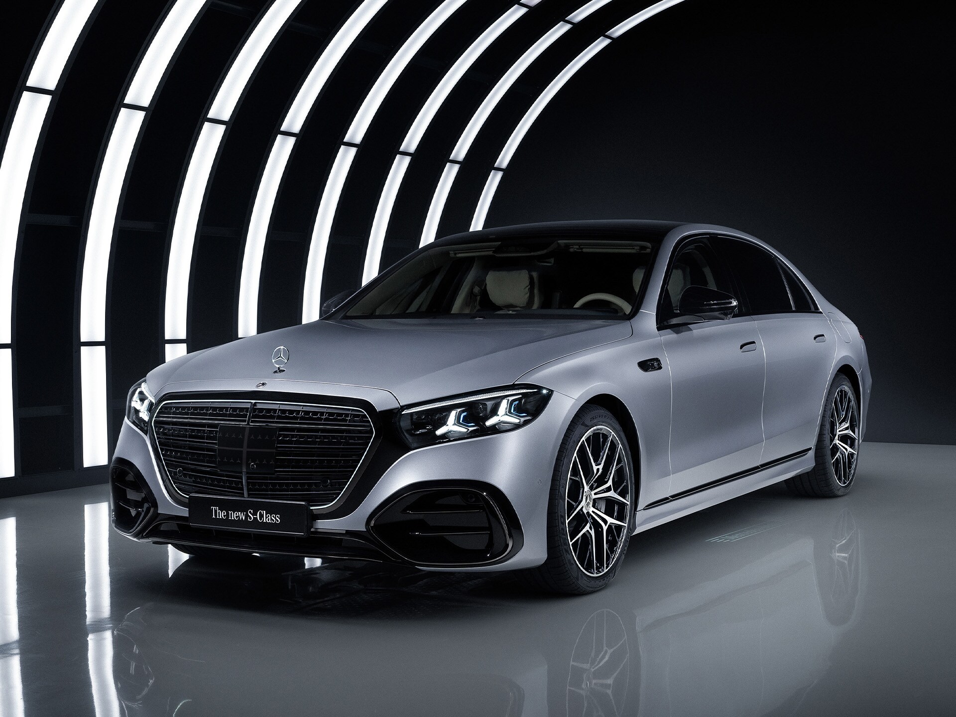 La Mercedes-Benz Classe&nbsp;S dans un studio, sous un arc lumineux.