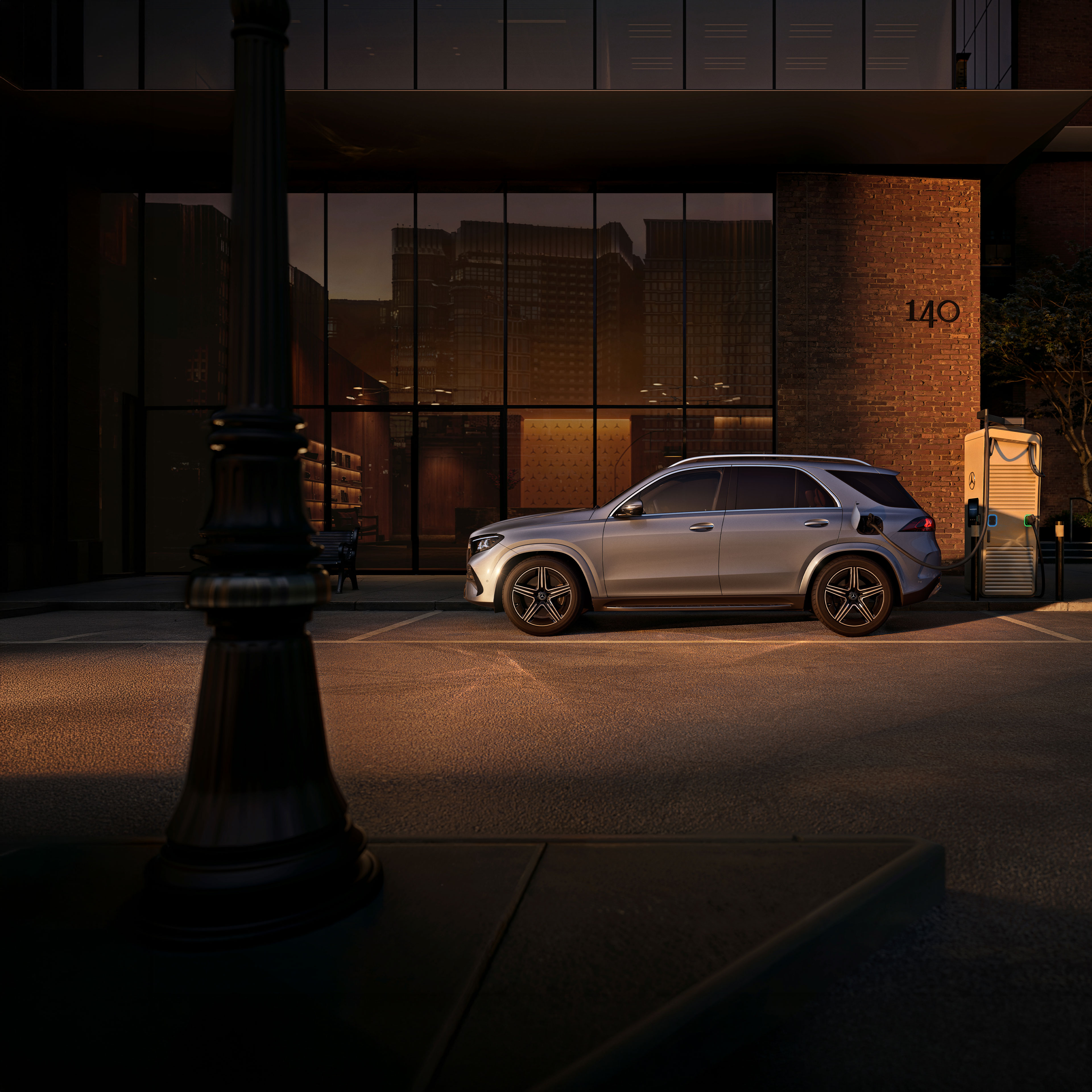 Plug-in-Hybrid Modelle | Mercedes-Benz Der Mercedes-Benz GLE SUV in einer Seitenansicht vor einem grossen Haus.