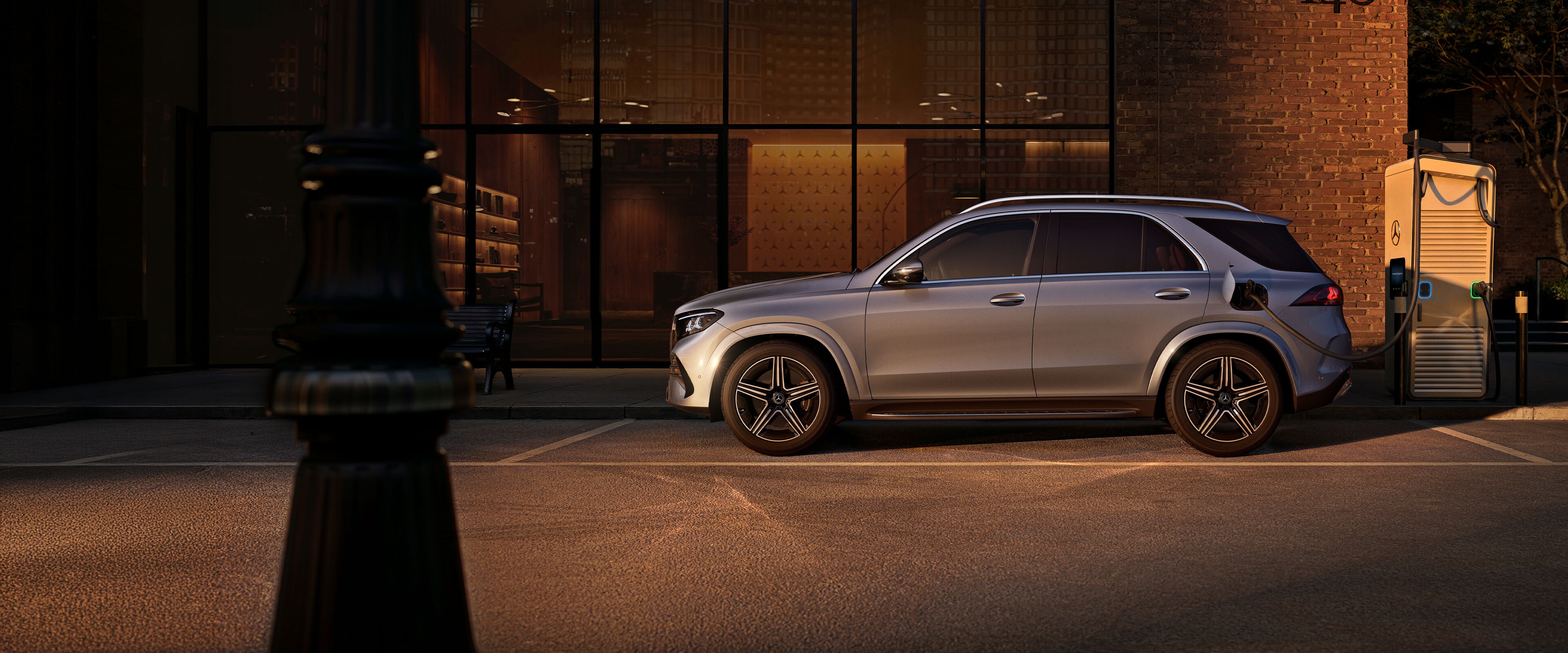 Le Mercedes-Benz GLE SUV, vu de profil, devant une grande maison.