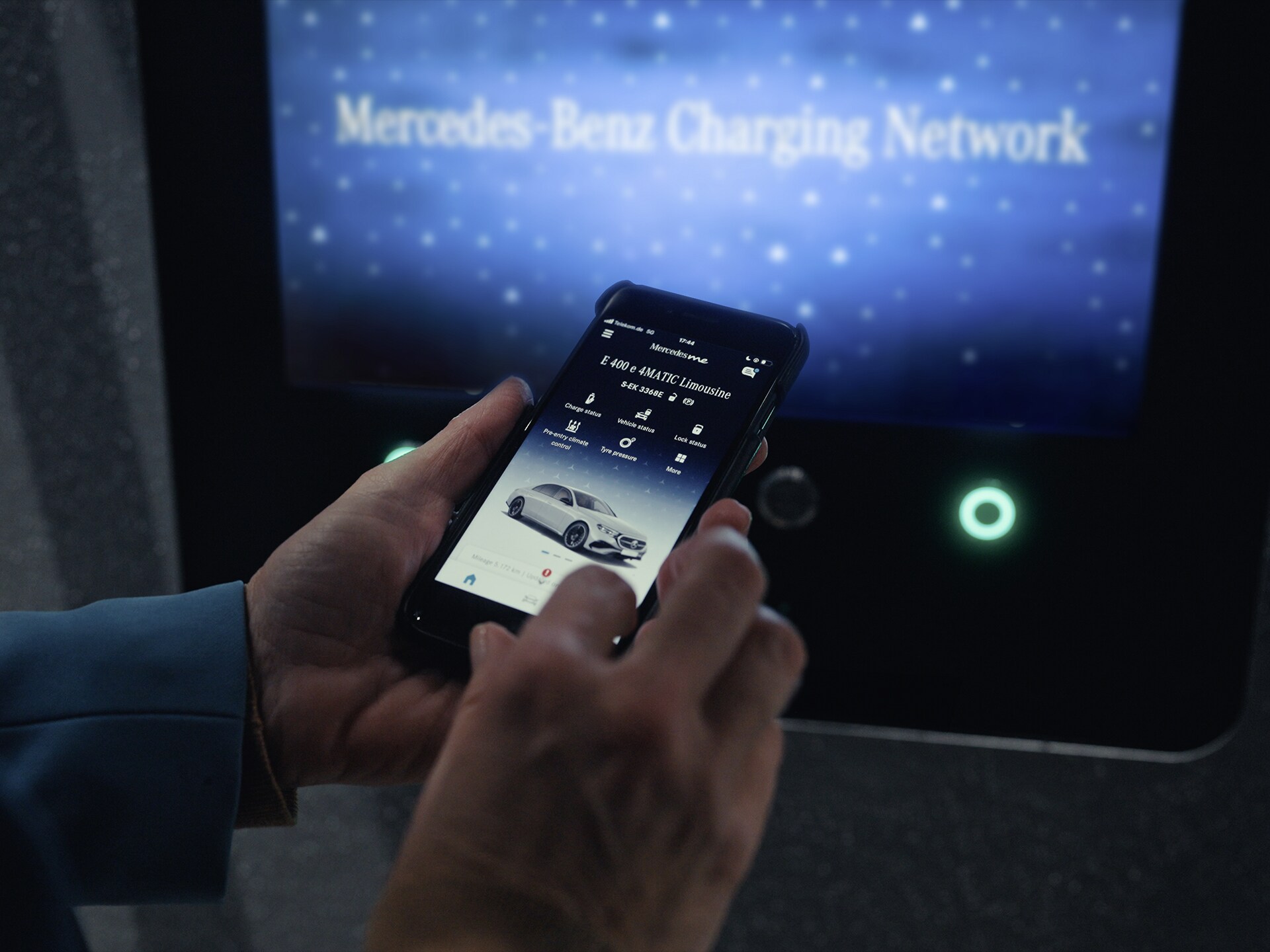 Qualcuno tiene in mano uno smartphone con un’applicazione che mostra le opzioni di ricarica per le auto ibride plug-in di Mercedes-Benz.