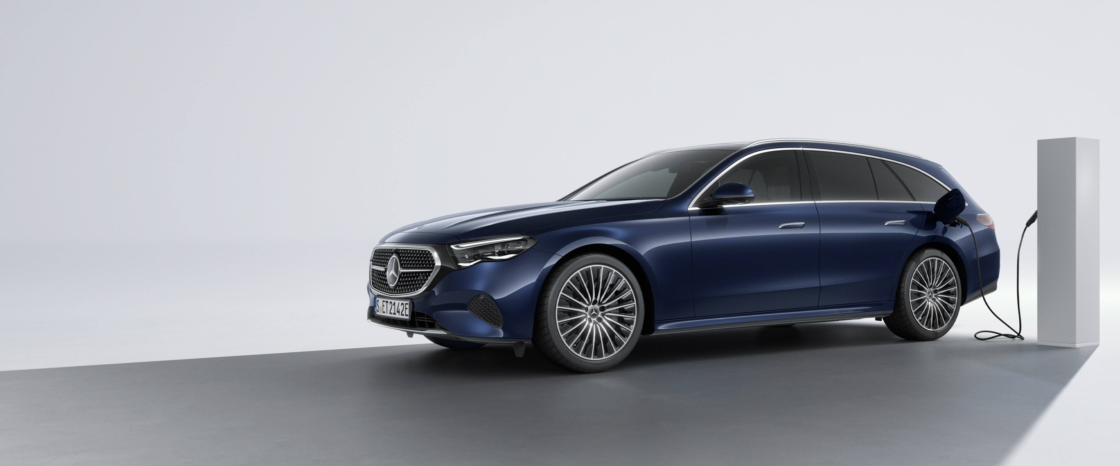 Un véhicule hybride rechargeable de Mercedes-Benz dans une vue 3/4 arrière à une borne de recharge.