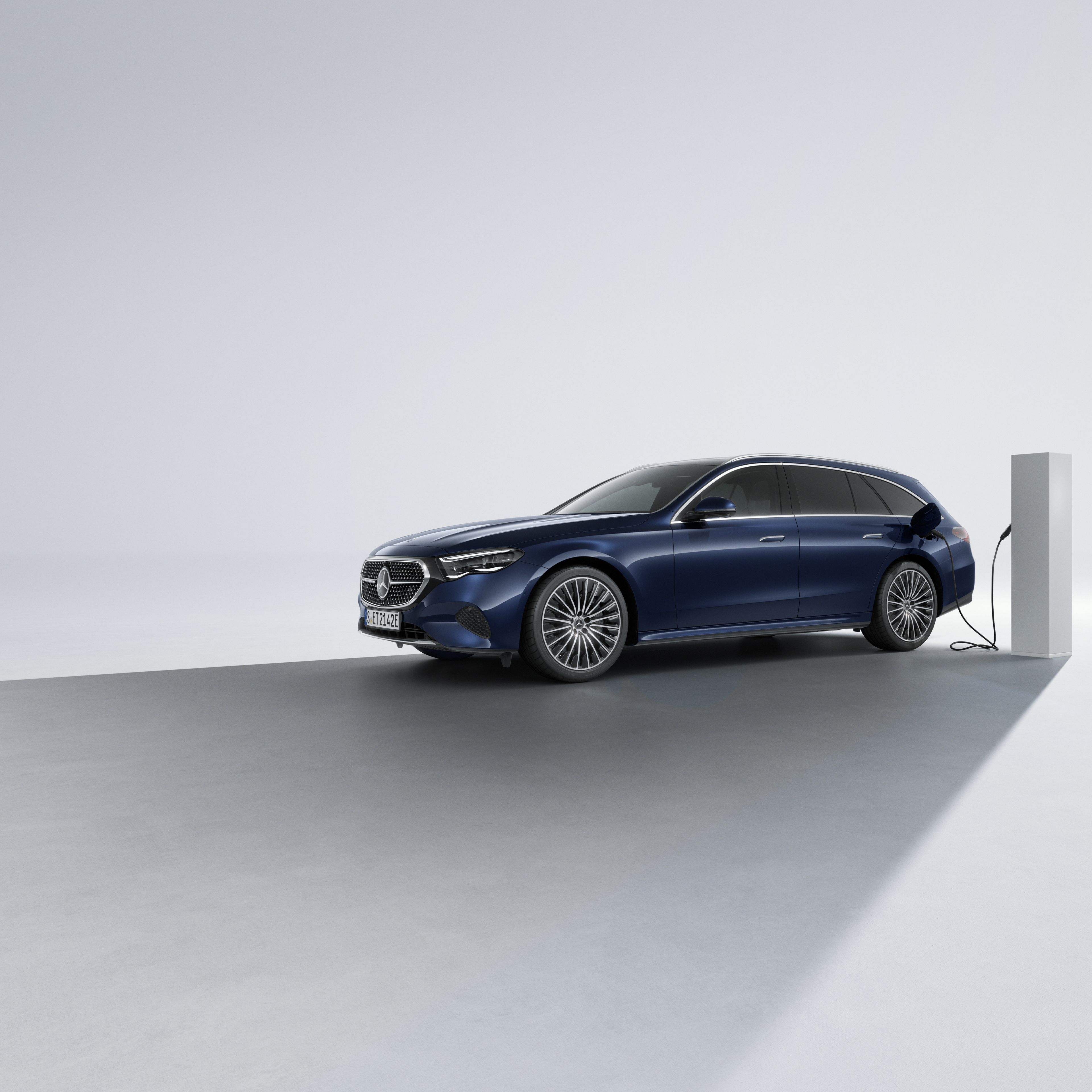 Modelli ibridi plug-in | Mercedes-Benz Mercedes-Benz ibrida plug-in presso una stazione di ricarica.
