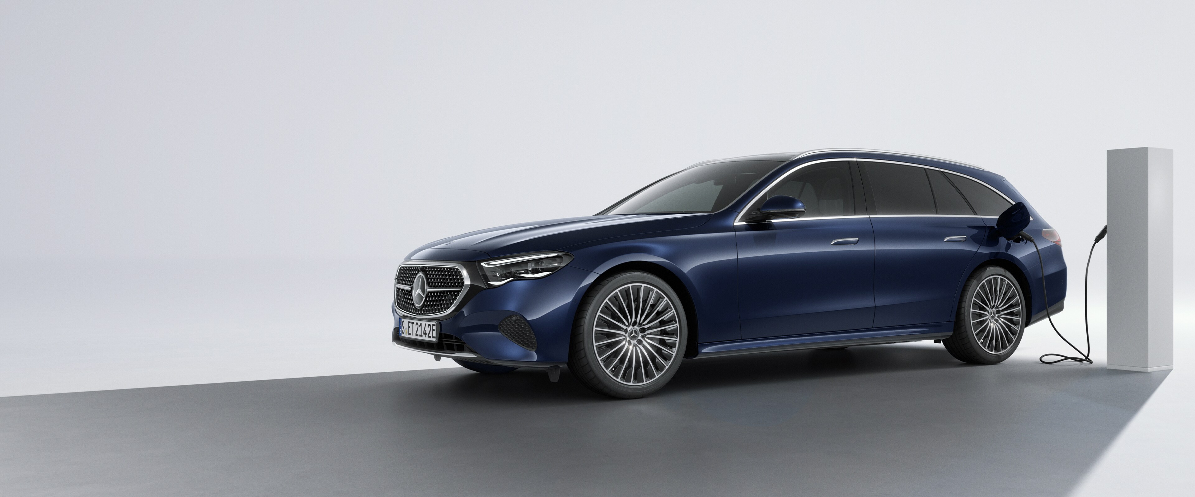 Mercedes-Benz Plug-in-Hybrid an einer Ladestation.