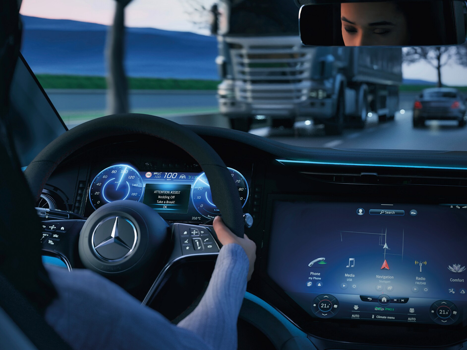 Vue intérieure du poste de conduite d’un véhicule Mercedes-Benz.