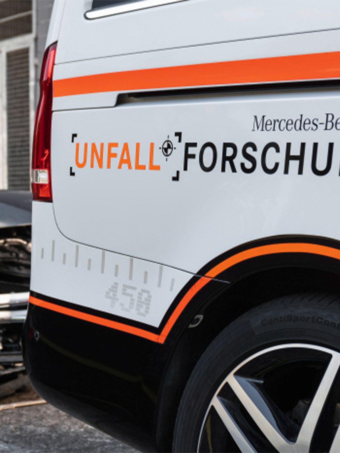 Voiture Mercedes-Benz avec l'inscription «&nbsp;Recherche d’accidents&nbsp;» sur son côté.