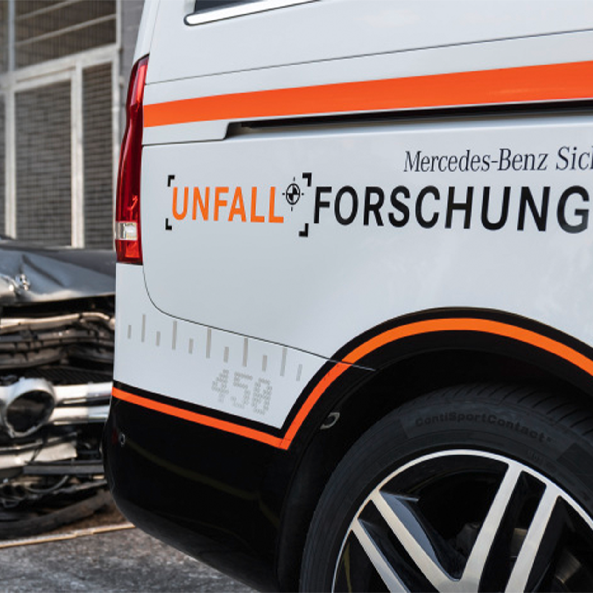 L'examen d'accidents réels | Sécurité | Mercedes-Benz Voiture Mercedes-Benz avec l'inscription « Recherche d’accidents » sur son côté.