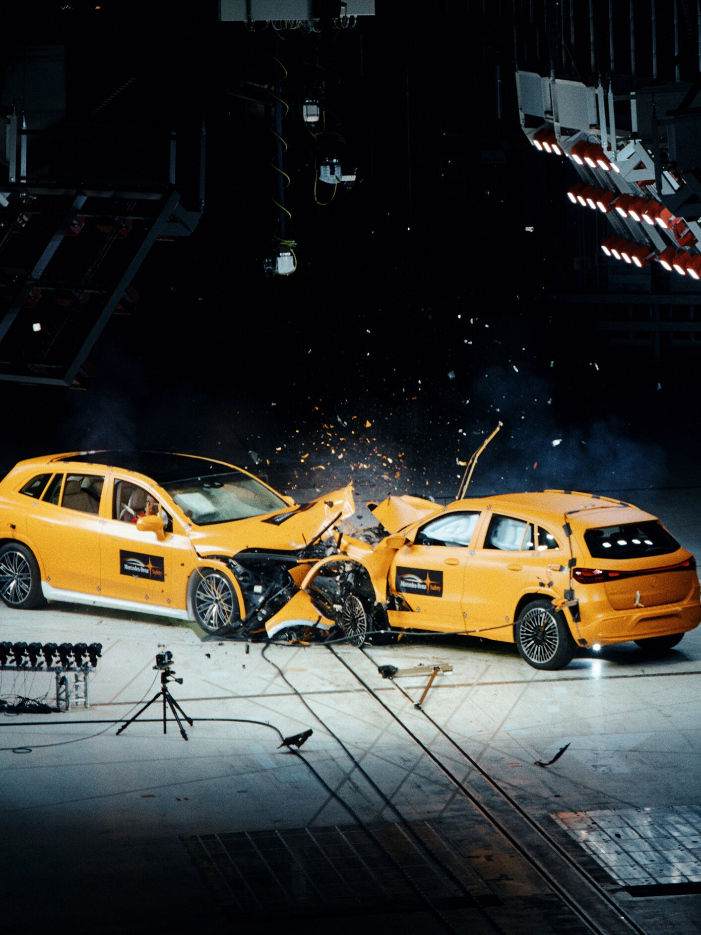 Frontalaufprall zwischen zwei Mercedes-Benz Fahrzeugen, aufgenommen von Crashtest-Kameras.