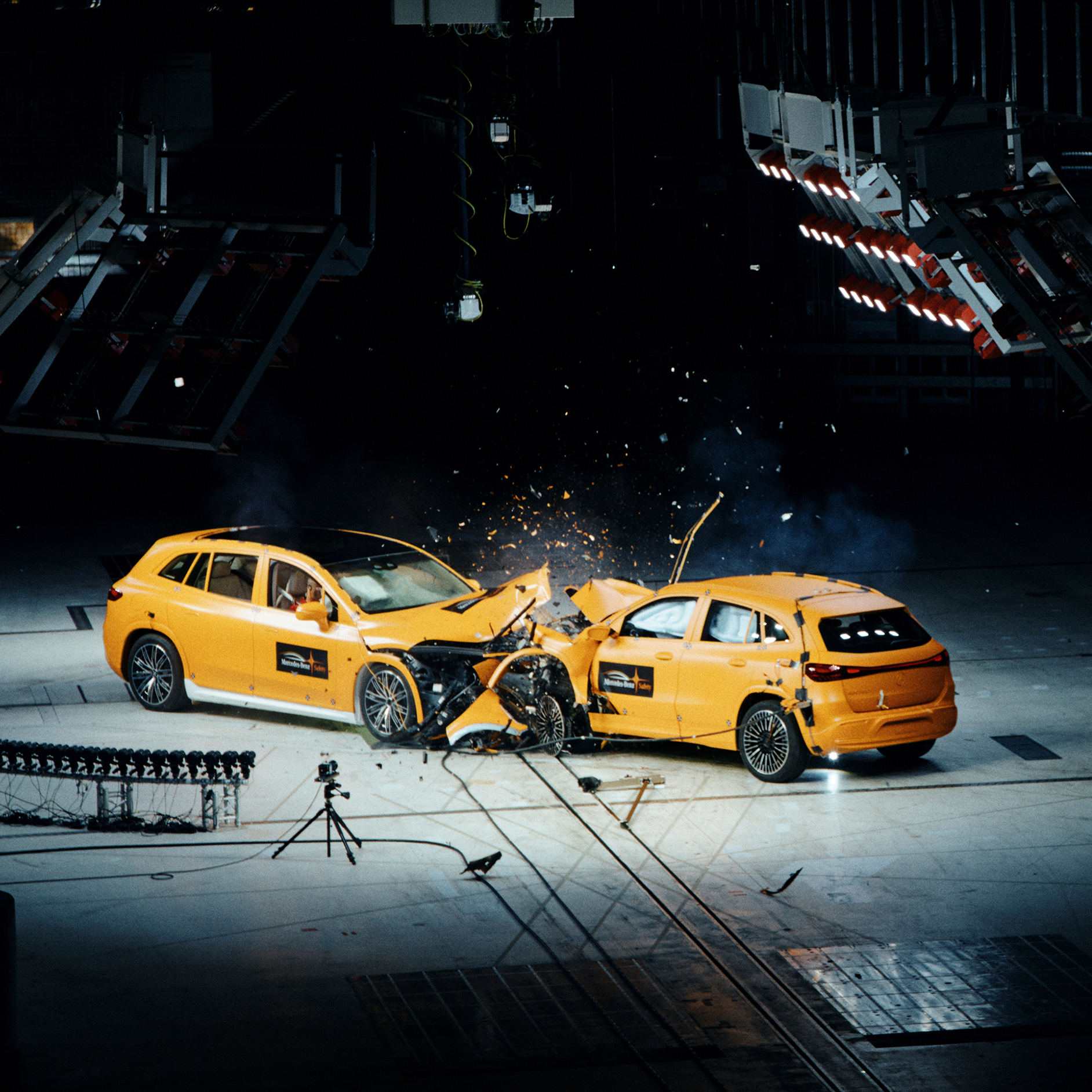 La sécurité n'est pas une question de technologie de transmission | Sécurité | Mercedes-Benz Collision frontale entre deux véhicules Mercedes-Benz.