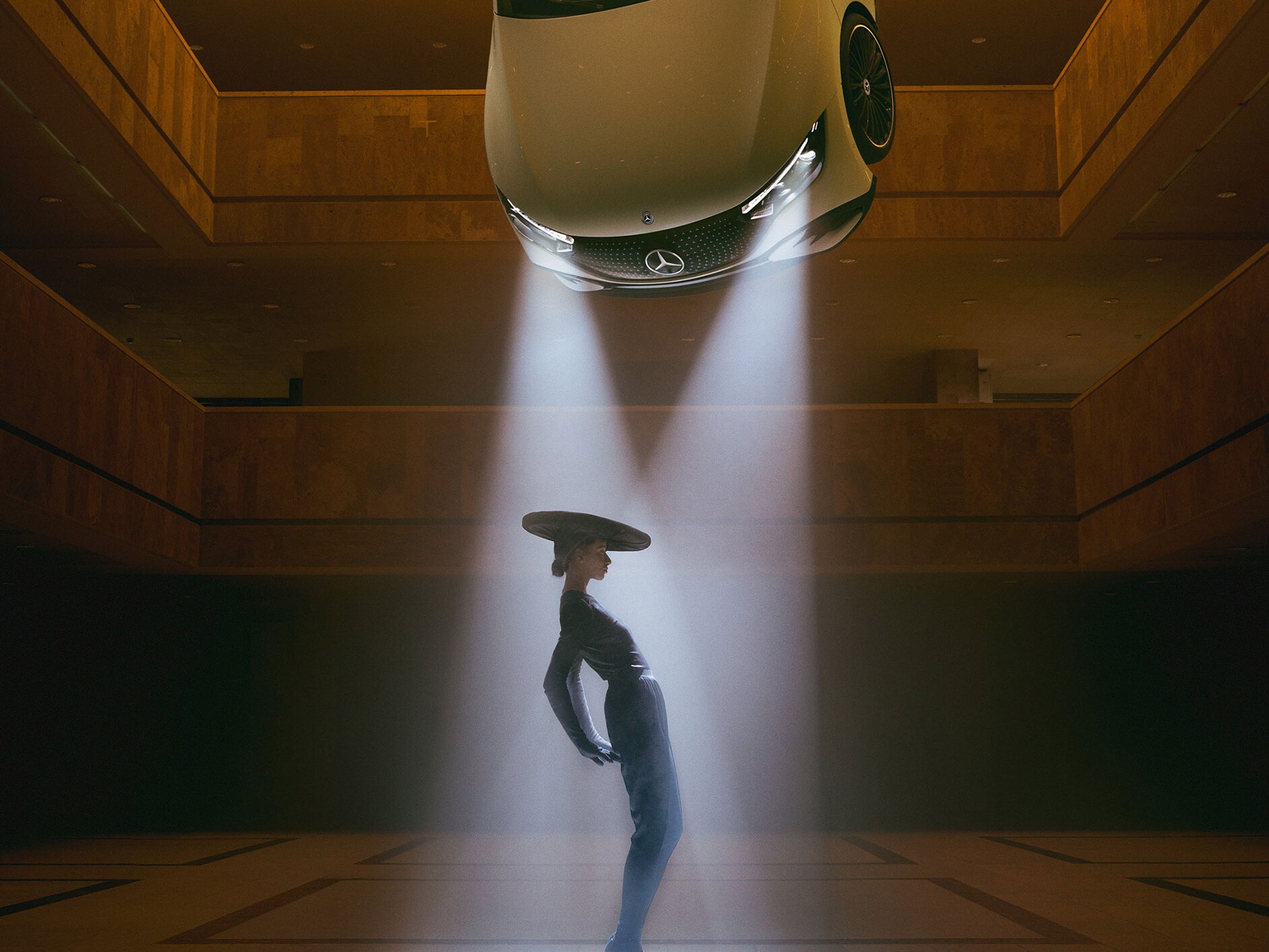 Personne dansante dans les phares d'une Mercedes-Benz.
