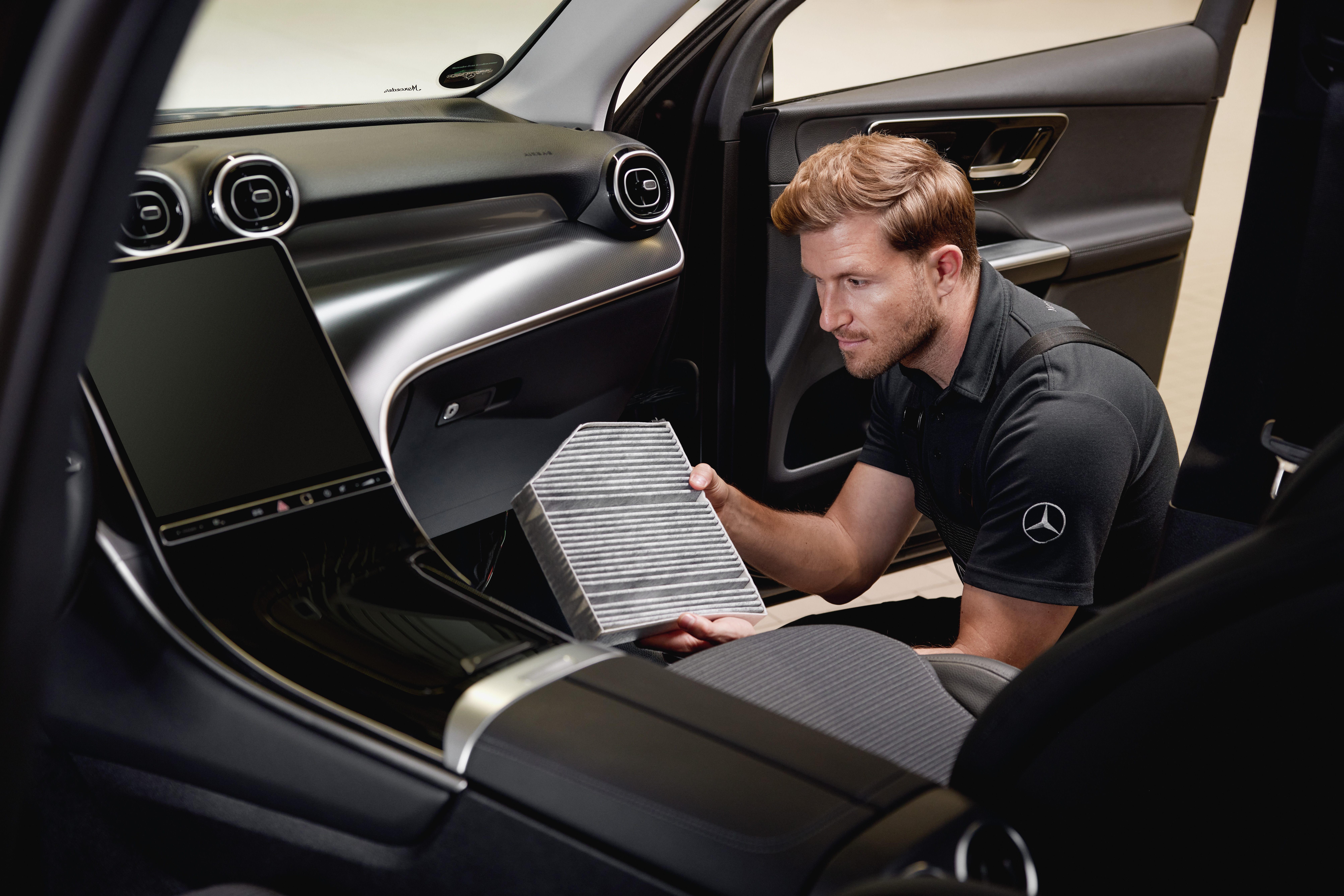 Filtri aria abitacolo originali Mercedes-Benz Un intervento di manutenzione degli interni: un filtro dell'aria dell'abitacolo viene sostituito utilizzando un ricambio originale Mercedes-Benz.