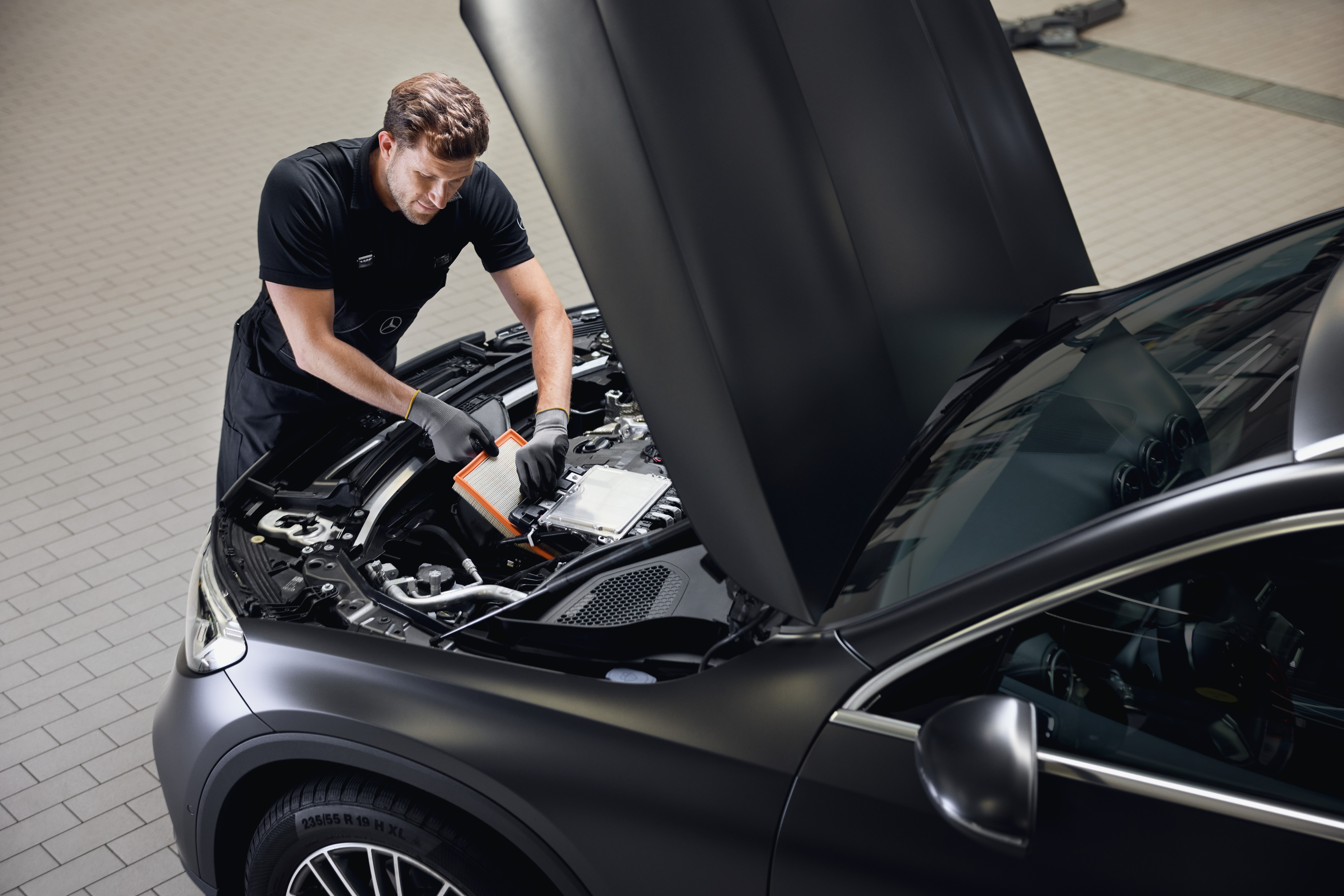 Filtri dell'aria per il motore originali Mercedes-Benz Un intervento di manutenzione sul motore: un filtro dell'aria per il motore viene sostituito utilizzando un ricambio originale Mercedes-Benz.