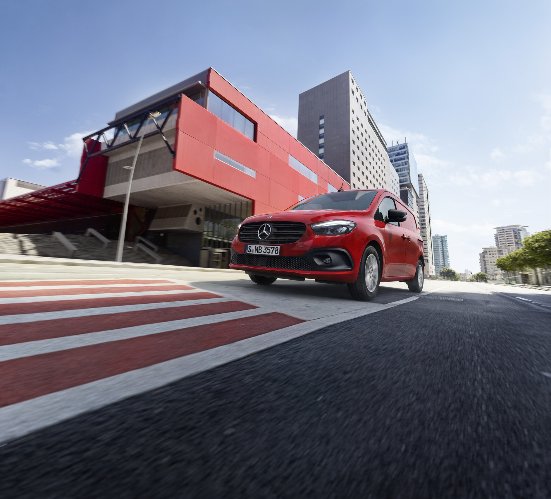 eCitan & Citan | Mercedes-Benz Der Mercedes-Benz Citan Kastenwagen ist auf der Straße unterwegs.