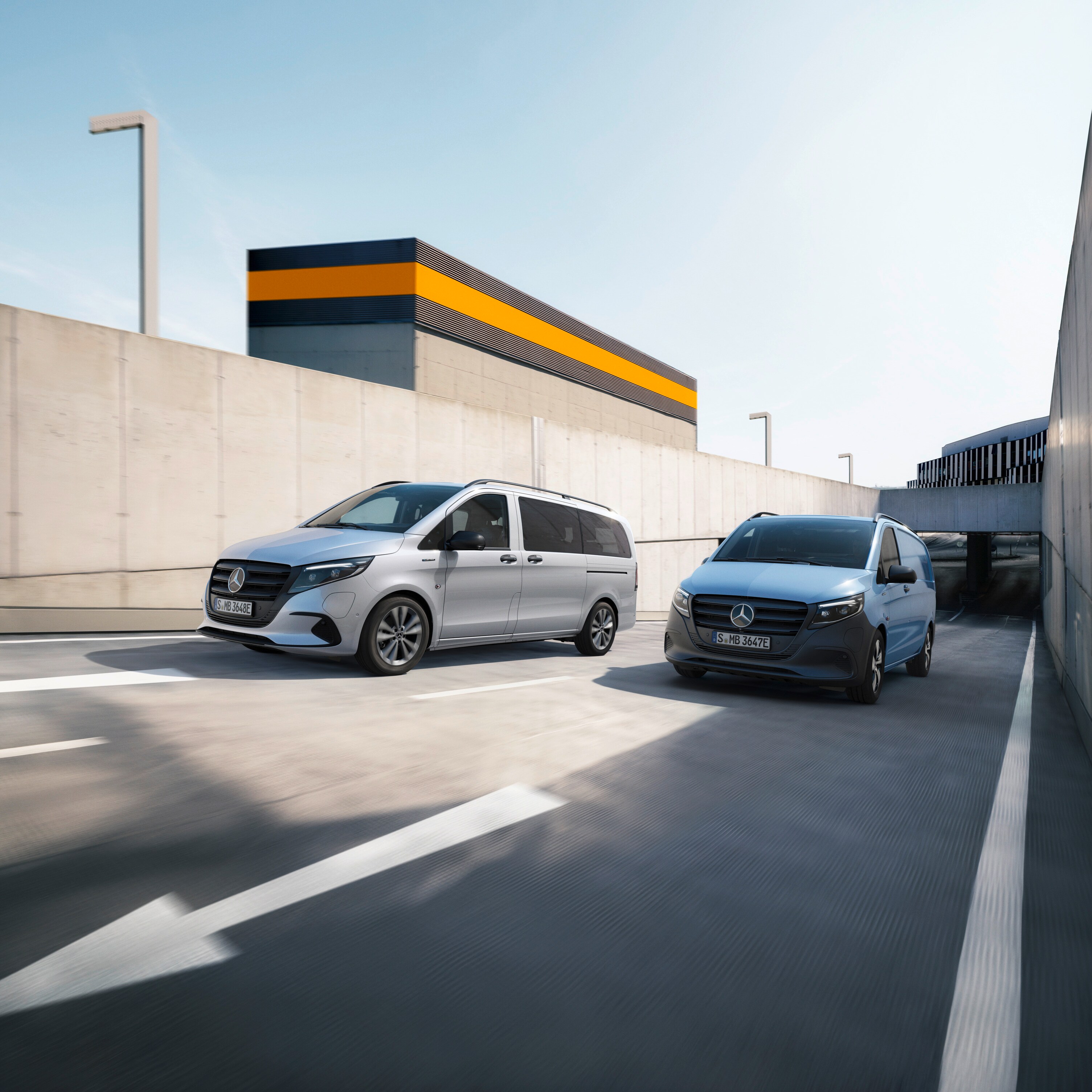Mercedes-Benz eVito Tourer ed eVito Furgone che percorrono una strada.