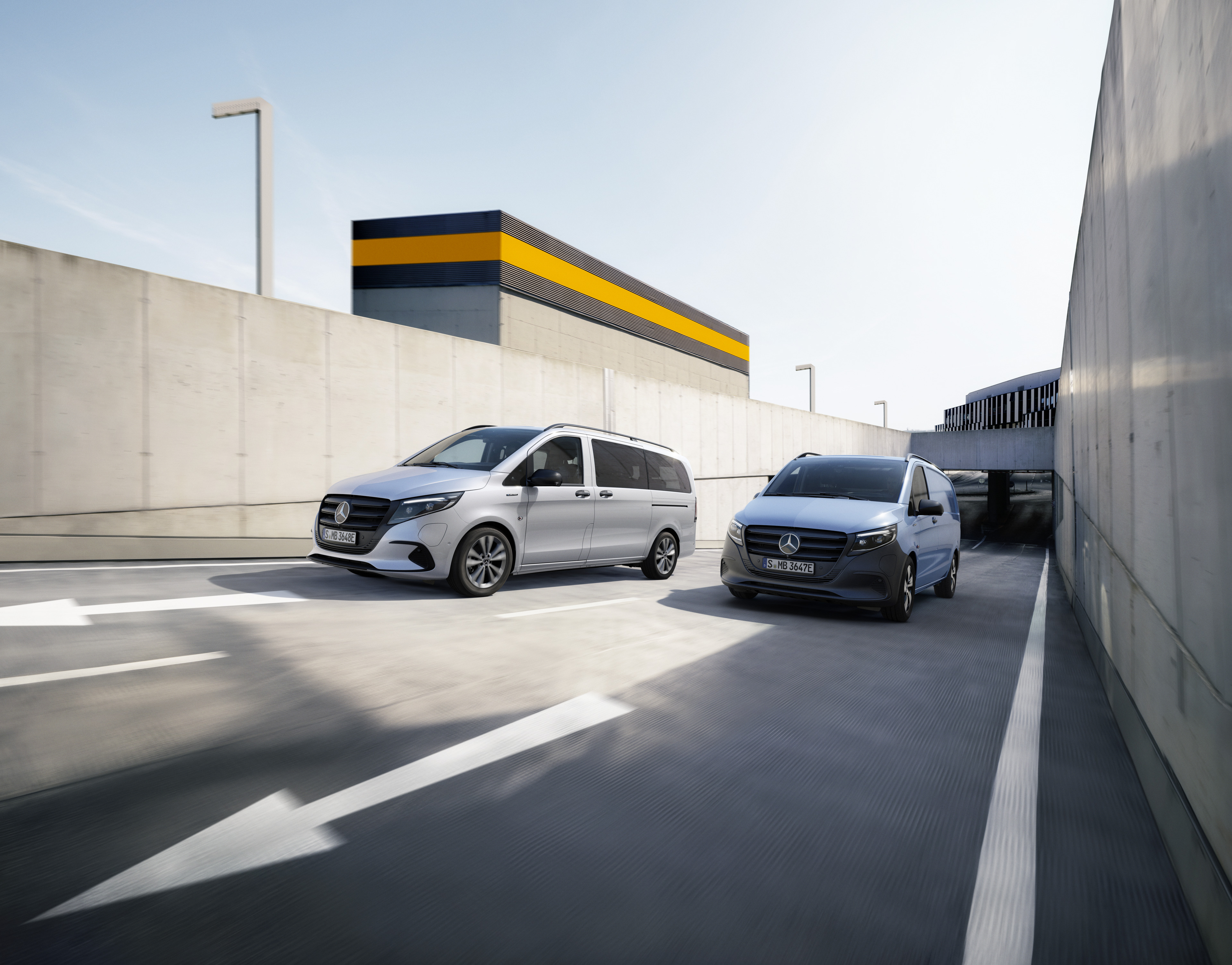 eVito Tourer ed eVito Furgone | Mercedes-Benz Mercedes-Benz eVito Tourer ed eVito Furgone che percorrono una strada.