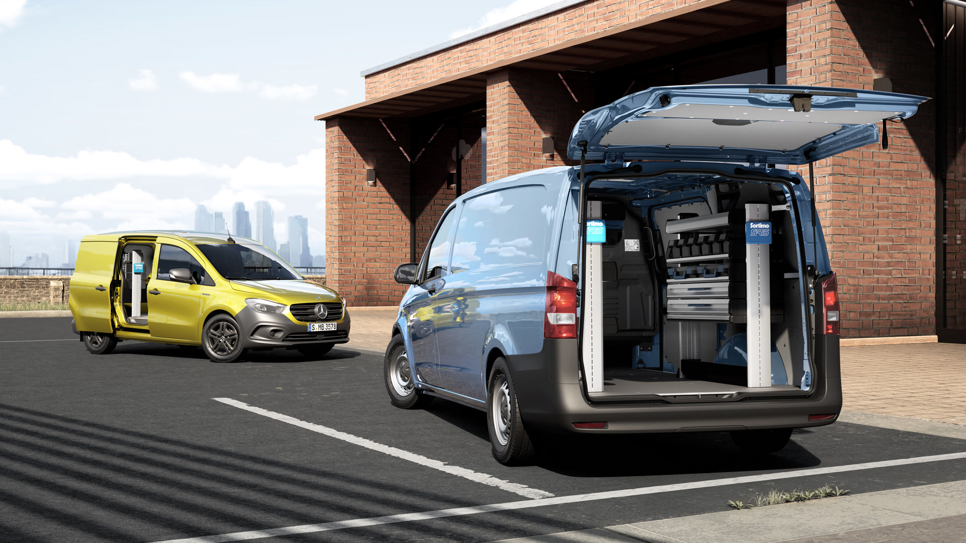 Veicolo commerciale Mercedes-Benz allestito come officina mobile. Mercedes-Benz Vito con portellone aperto e scaffali per gli attrezzi.