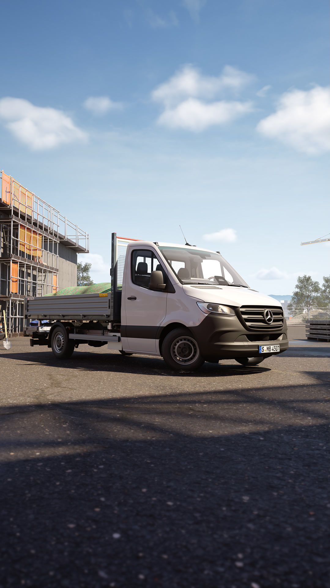 Une Mercedes-Benz Sprinter équipée d'une tribenne de la marque Dautel est en service sur un chantier – une solution robuste pour les véhicules destinés au secteur du bâtiment, à l'artisanat et au transport de matériaux.