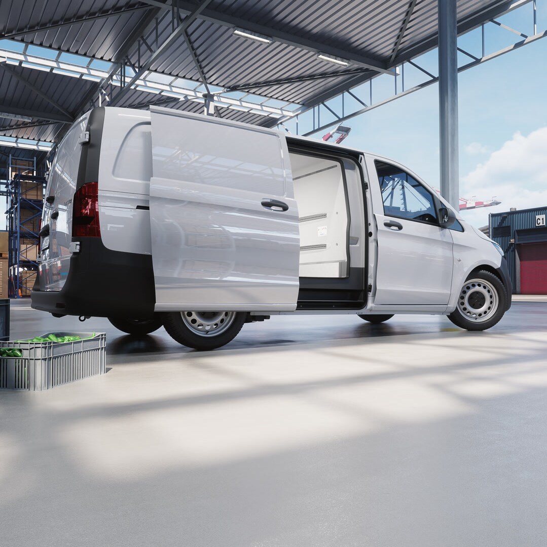 La Mercedes-Benz Vito à caisse frigorifique est stationnée dans une zone logistique et dispose d'une porte coulissante ouverte – elle est adaptée au transport de marchandises sous température contrôlée.