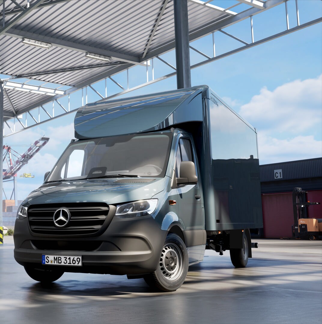 Due veicoli Mercedes-Benz con furgonatura in un capannone logistico.