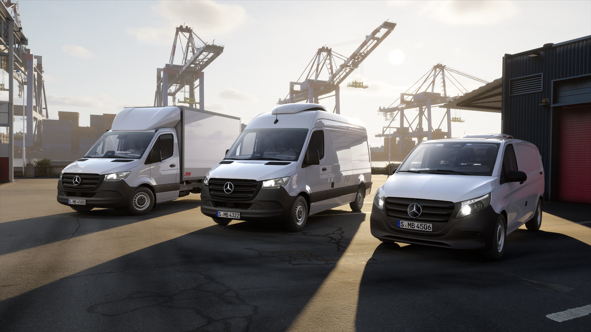 Mercedes-Benz VanSolution : des solutions de carrossage et de transformation professionnelles proposées départ usine. Trois utilitaires légers Mercedes-Benz sont stationnés sur un terminal à conteneurs, devant des grues portuaires. On aperçoit un véhicule doté d'une caisse, un fourgon et un utilitaire léger compact dans un environnement logistique.