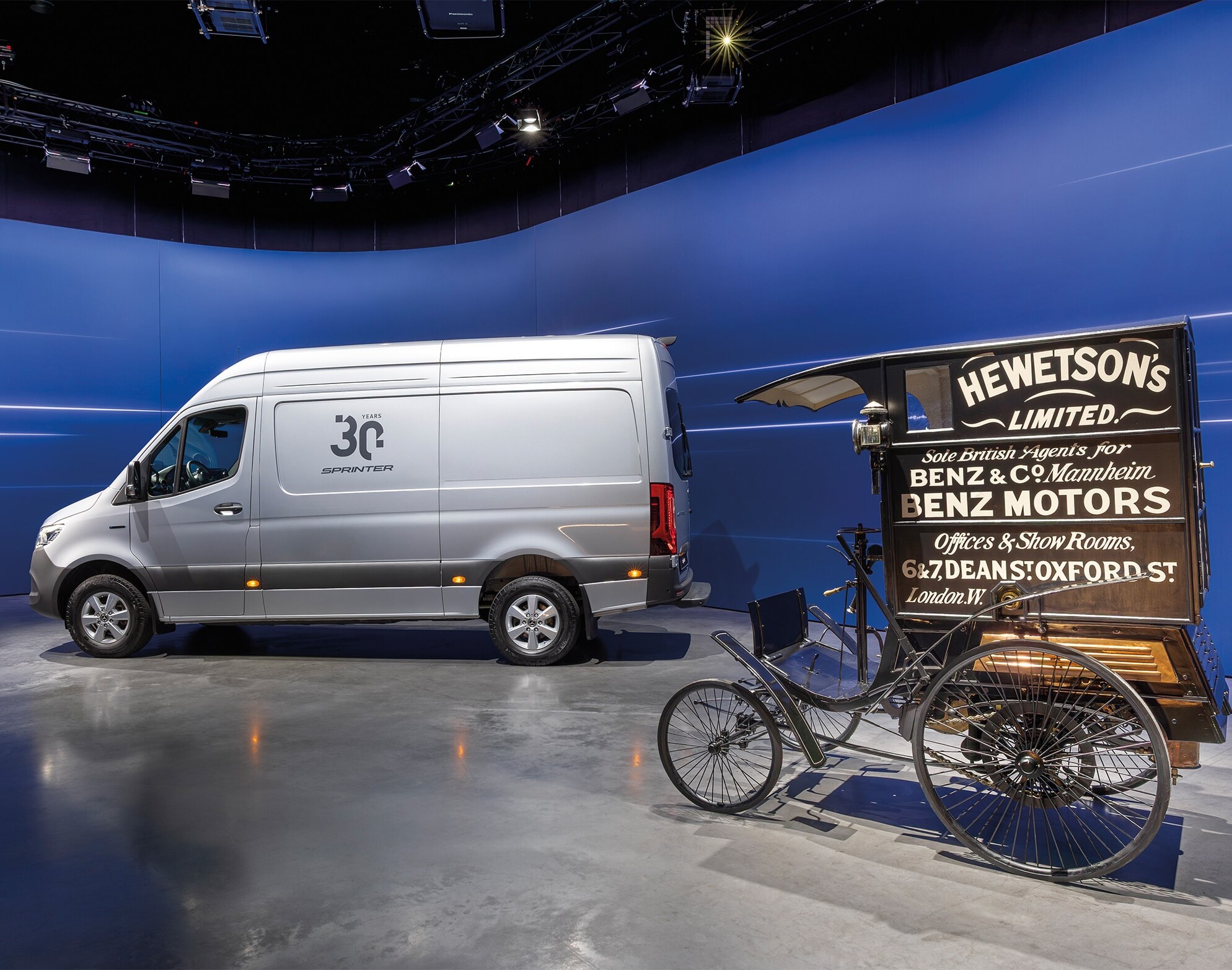 Un veicolo commerciale Mercedes-Benz Sprinter e un veicolo commerciale storico Benz esposti in un moderno showroom