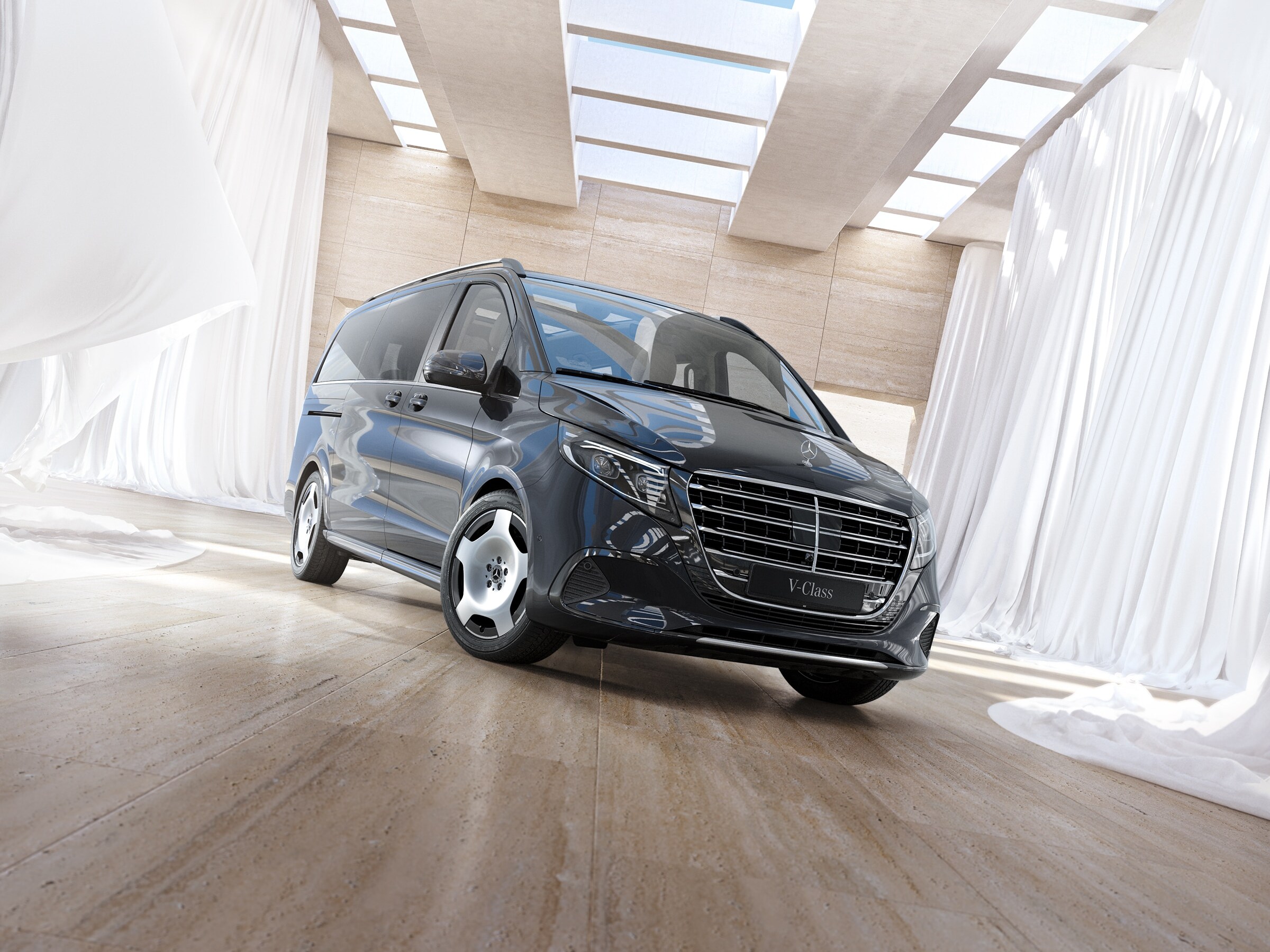 Monospace Mercedes-Benz Classe V, présenté dans un intérieur lumineux et moderne doté de lucarnes