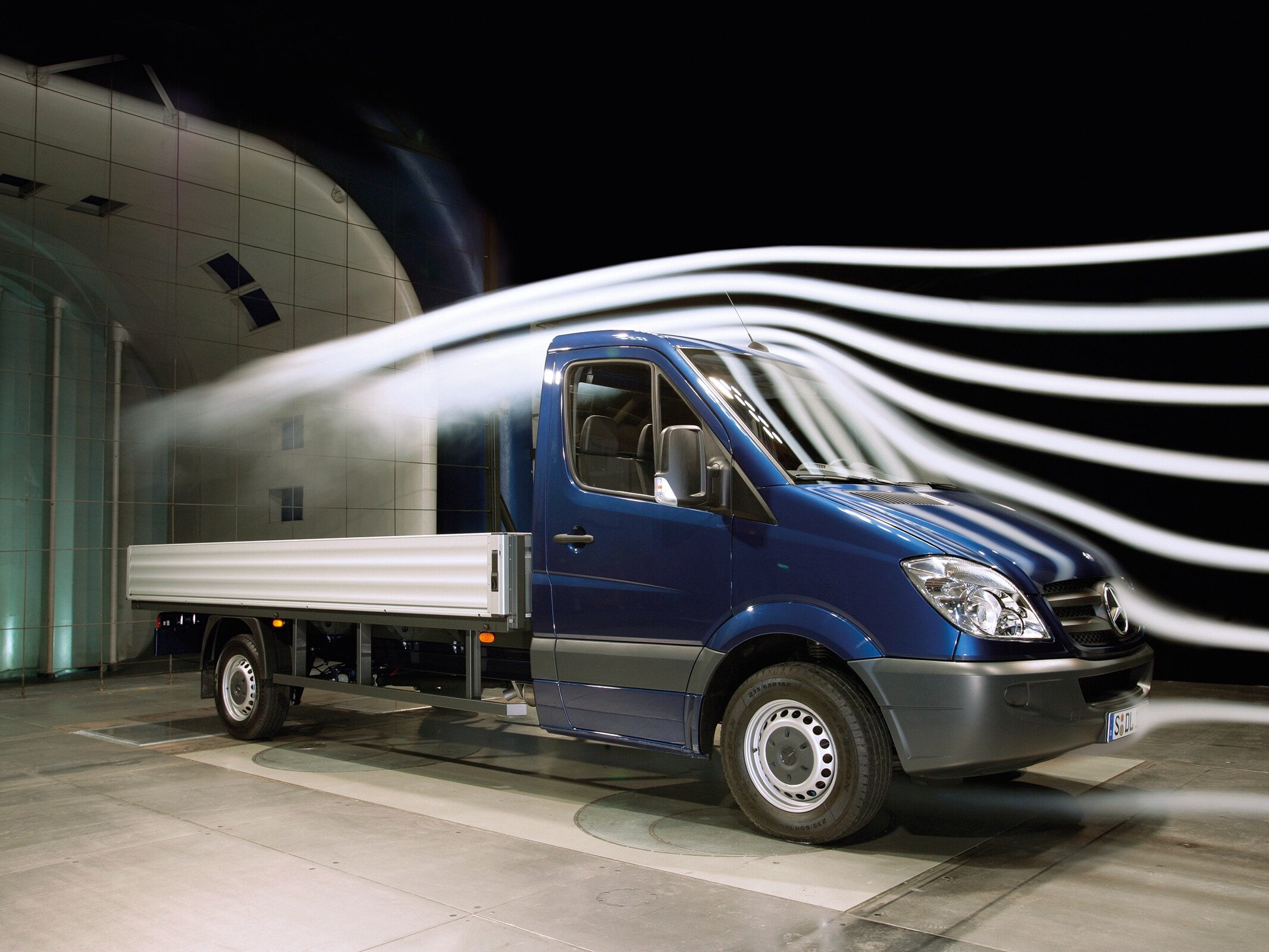 Véhicule de type Sprinter exposé dans un centre d'essais en soufflerie