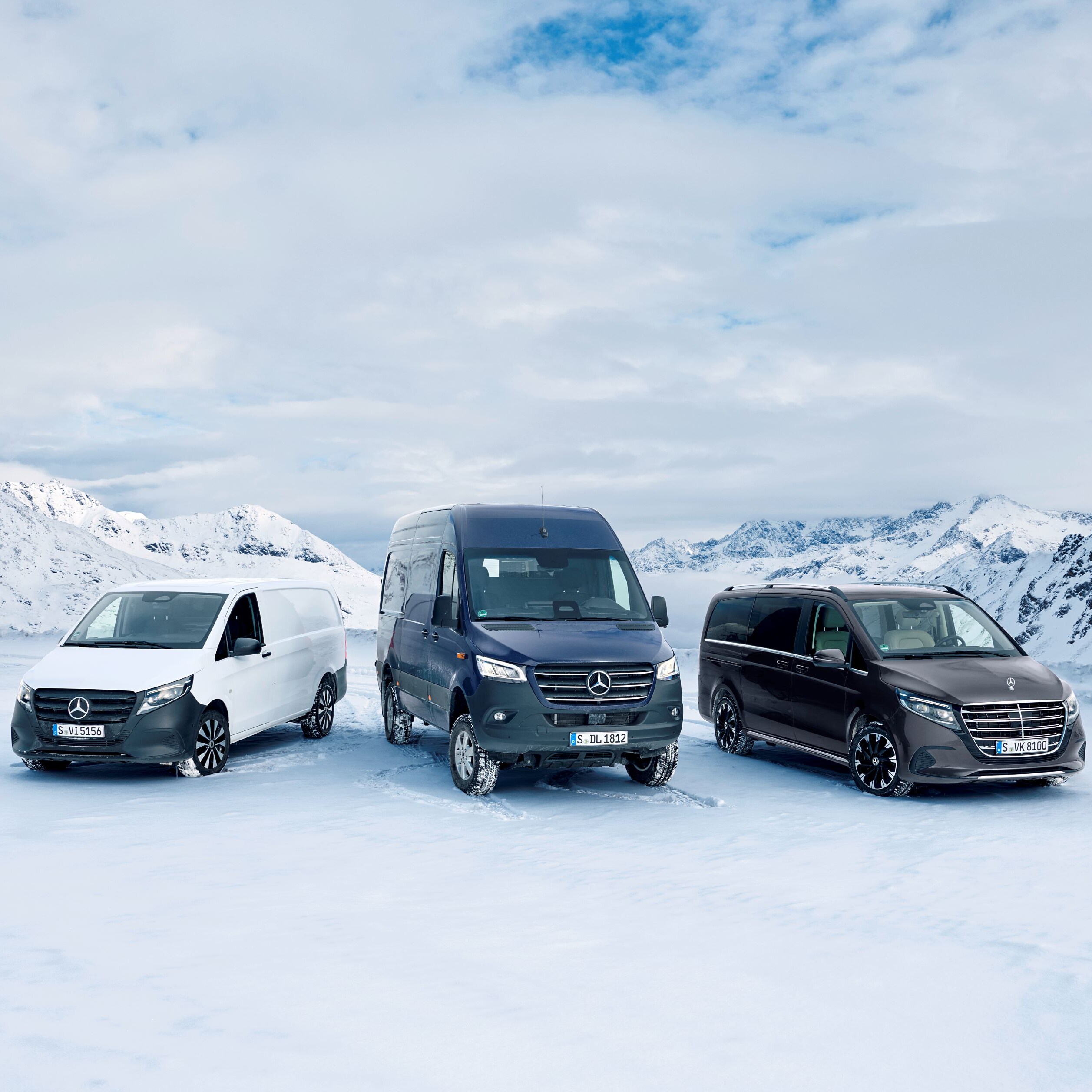 Les Sprinter Tourer, fourgon et à plateau sont stationnés sur la neige.