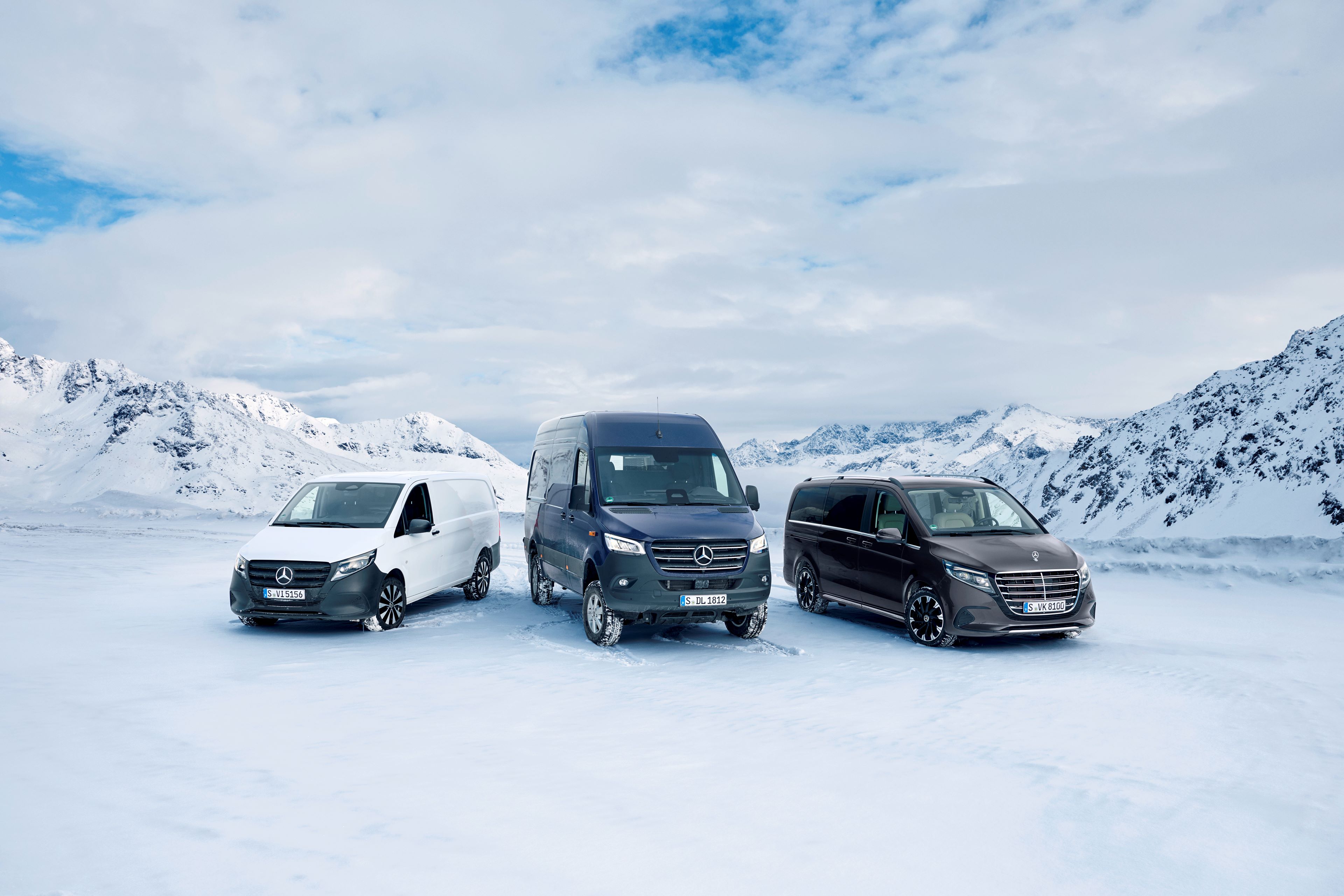 Sprinter Tourer, Kastenwagen & Pritschenfahrzeug | 4x4 | Mercedes-Benz Sprinter Tourer, Kastenwagen und Pritschenfahrzeug stehen im Schnee.