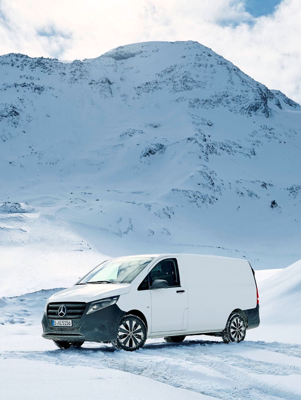 Vista posteriore del Vito Furgone con targhetta 4x4.