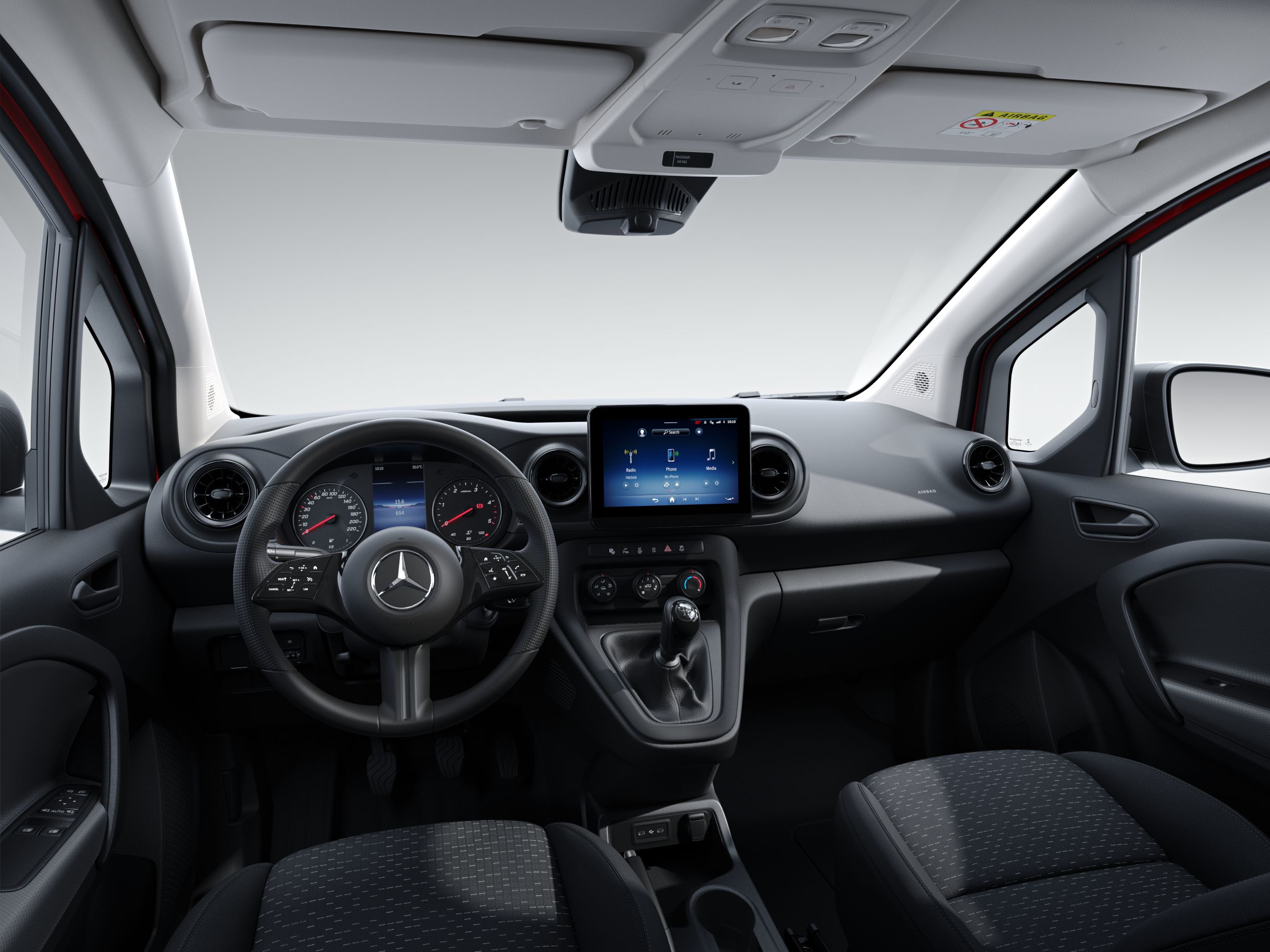 Citan Funktionalität | Mercedes-Benz Transporter Eine menschliche Hand bedient den Touchscreen des MBUX Multimediasystems im Mercedes-Benz Citan.