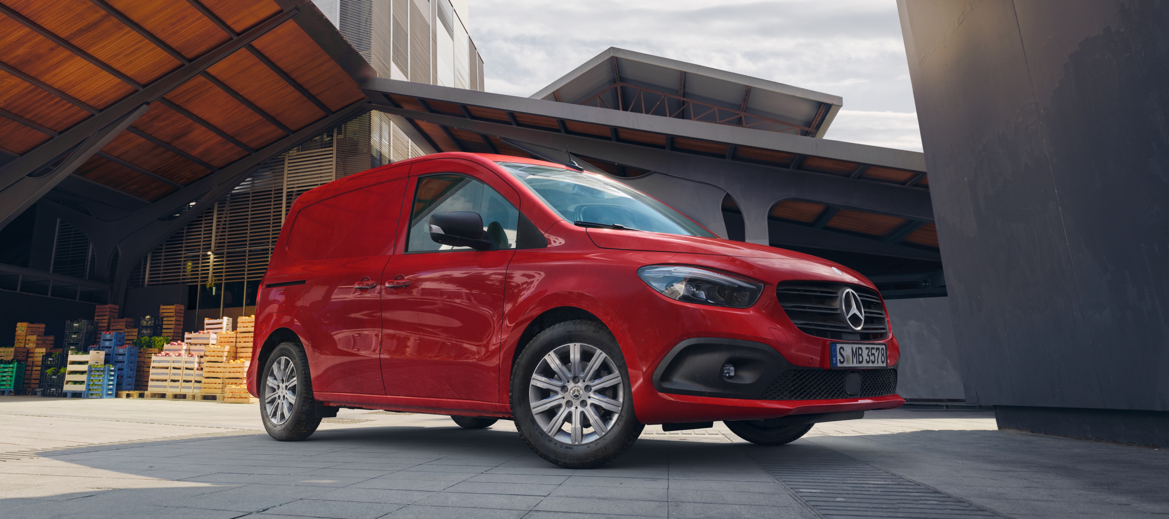 Citan Kastenwagen | Mercedes-Benz Transporter Mercedes-Benz Citan Kastenwagen vor einem Logistikgelände.