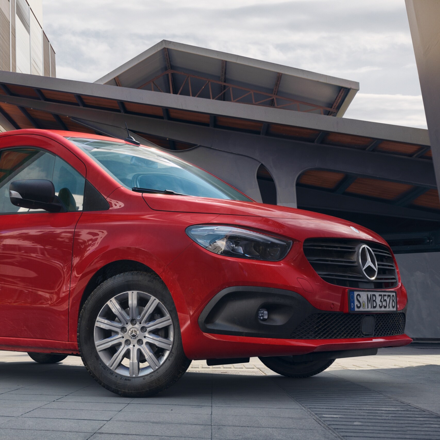 Mercedes-Benz Citan Furgone davanti a un'area logistica.