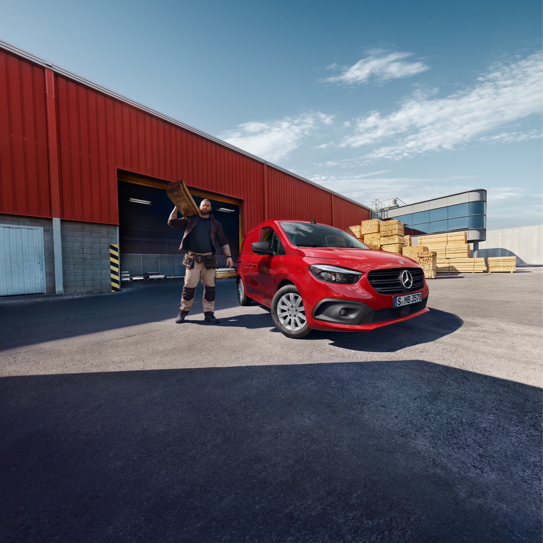 Citan Zuverlässigkeit | Mercedes-Benz Transporter Ein Mercedes-Benz eCitan Kastenwagen steht auf einem Logistikgelände.