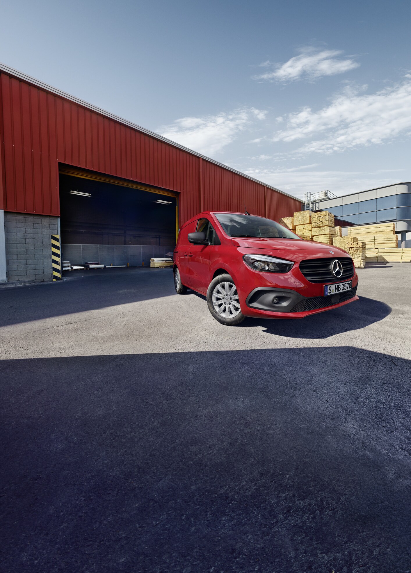 Une Mercedes-Benz eCitan Fourgon est garé sur un site logistique.