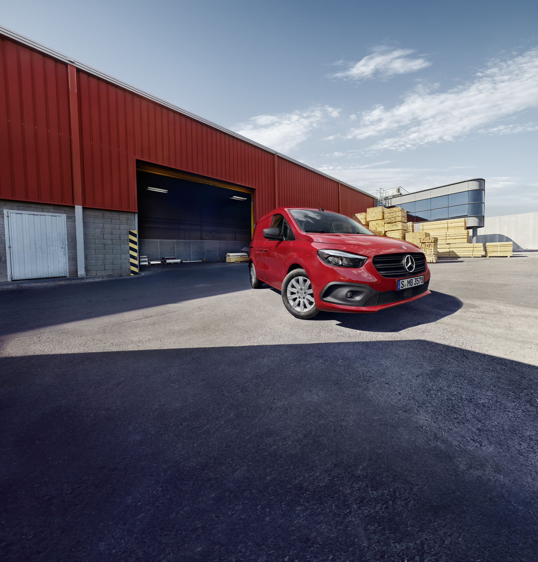 Fiabilité Citan | Utilitaires légers Mercedes-Benz Une Mercedes-Benz eCitan Fourgon est garé sur un site logistique.