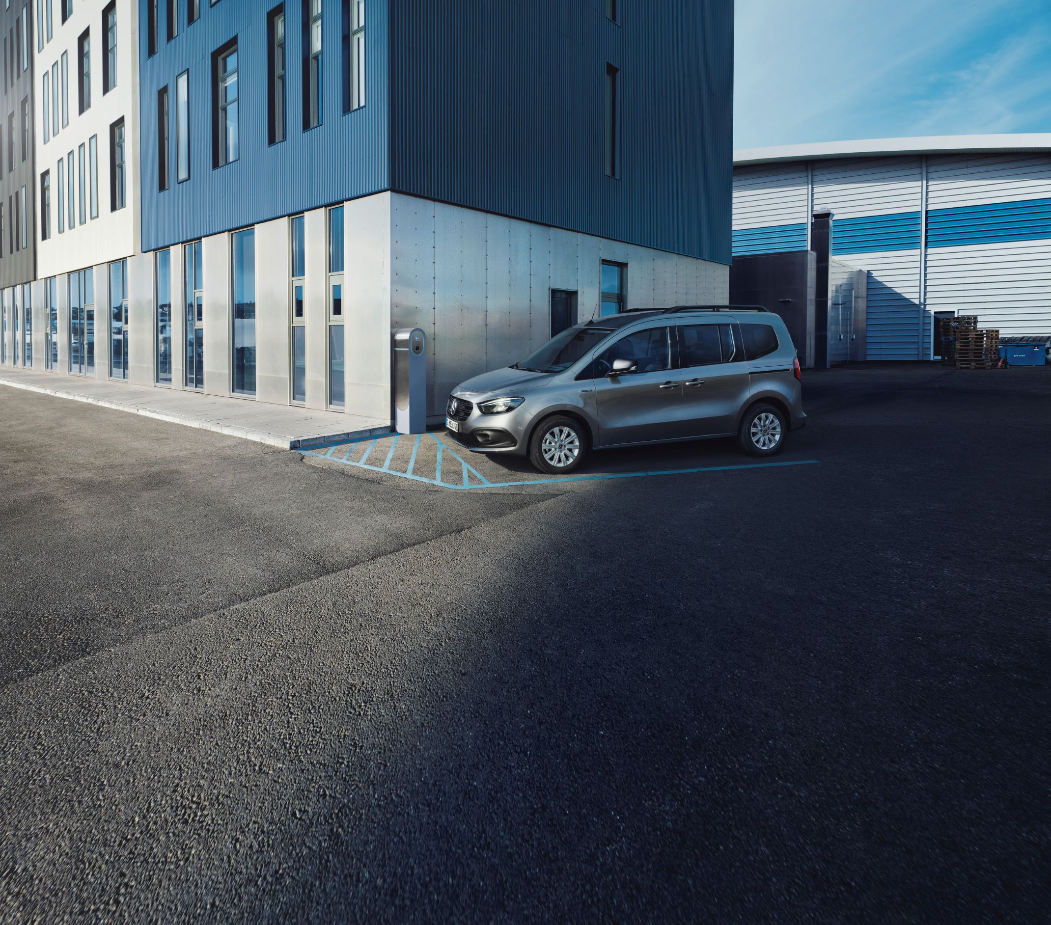 Citan Sicherheit | Mercedes-Benz Transporter Mercedes-Benz Citan vor einem modernen Gebäude.