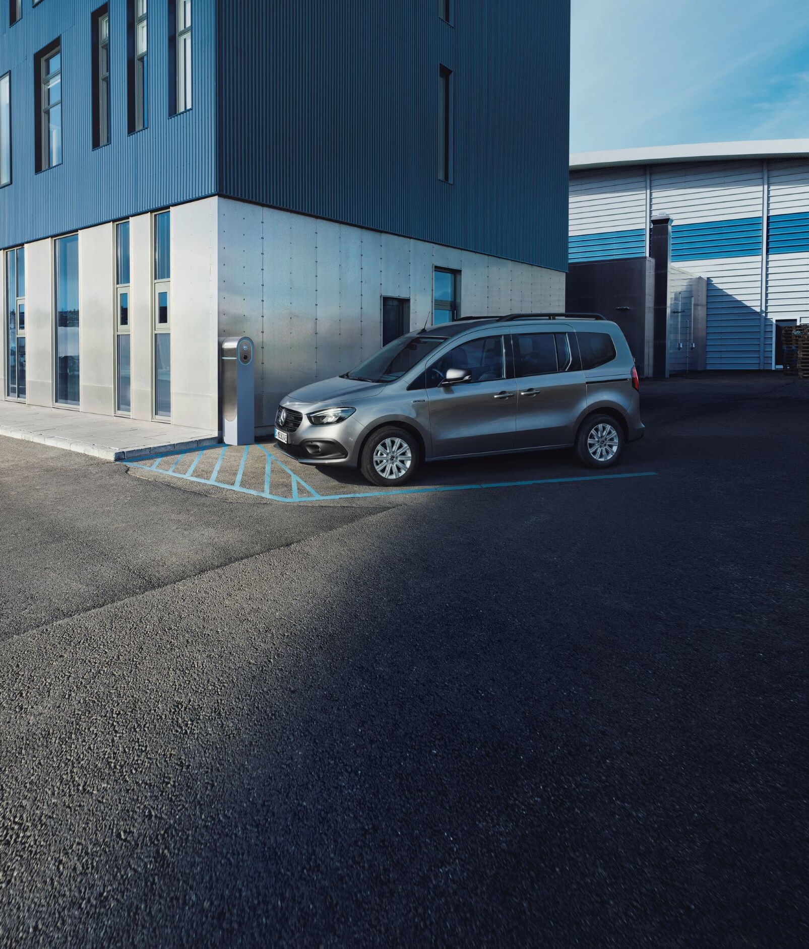 Mercedes-Benz Citan davanti a un edificio moderno.