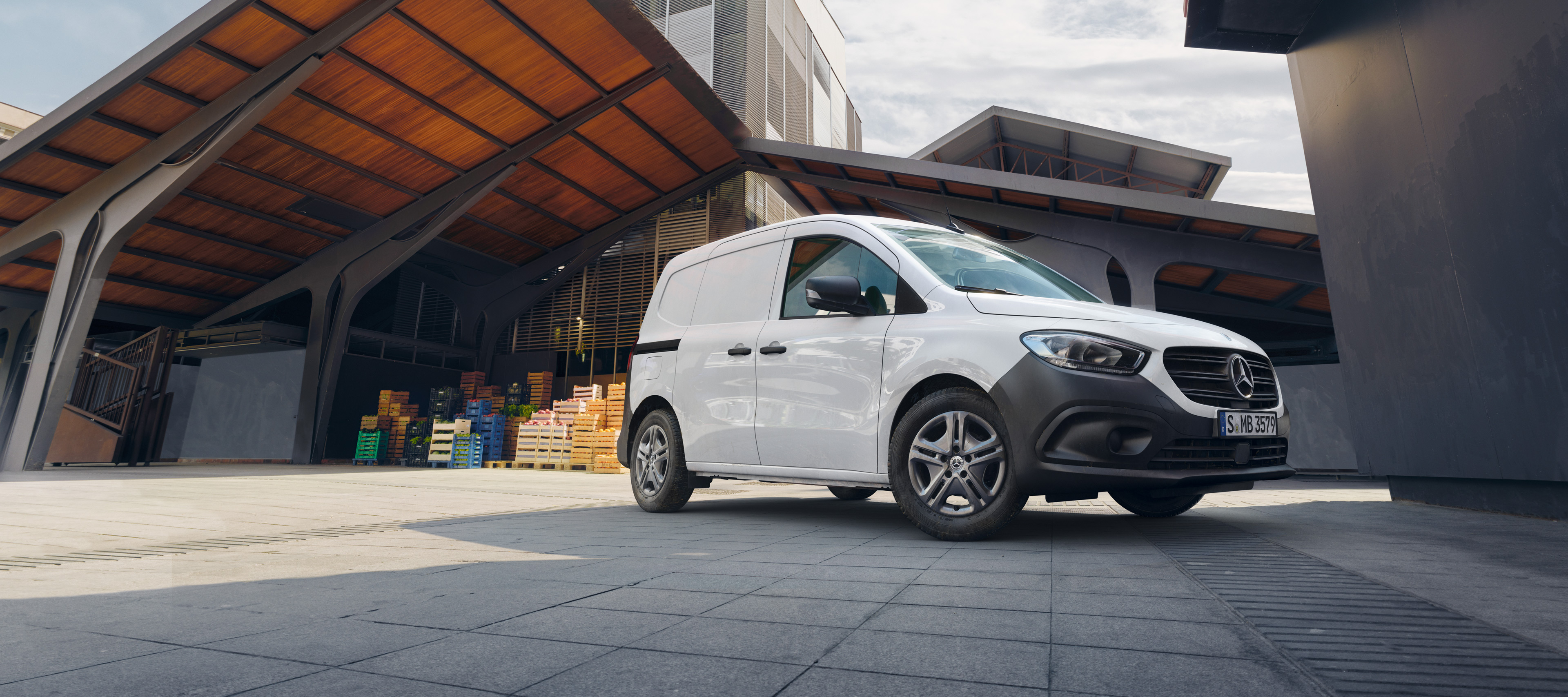 Leasing e finanziamento | Citan Furgone | Mercedes-Benz Mercedes-Benz Citan Furgone in città davanti al muro di una casa.