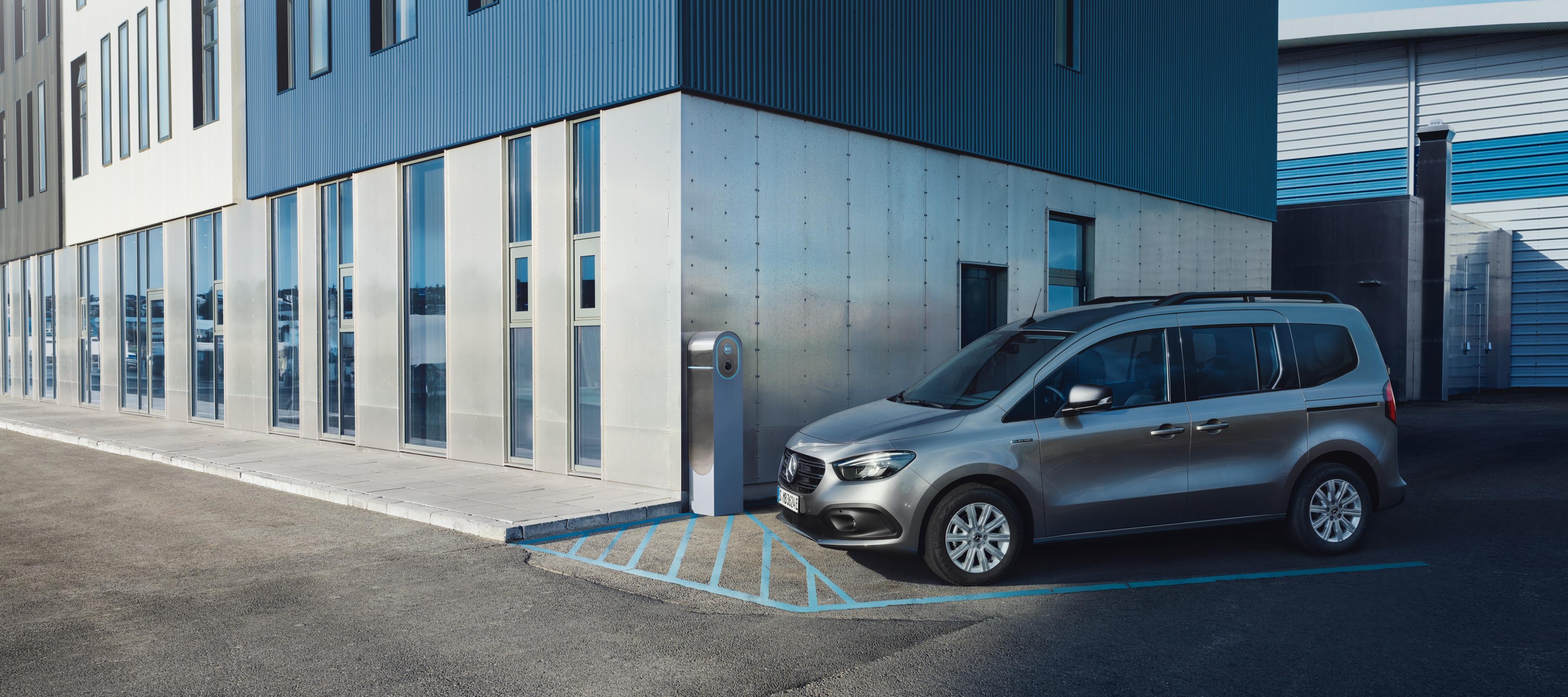 Propulsions alternatives | Citan Tourer | Mercedes-Benz Le Mercedes-Benz eCitan Tourer à une borne de recharge.
