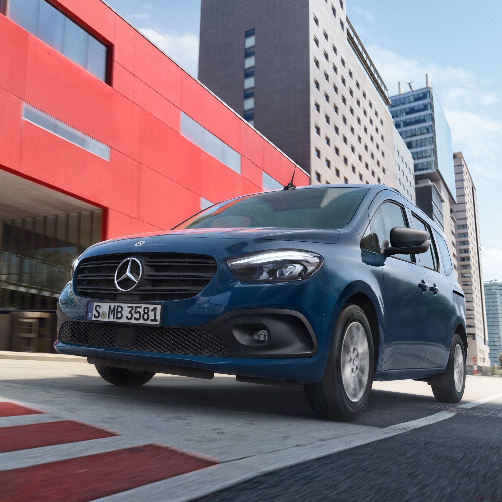 Mercedes-Benz Citan Tourer che trasporta un gruppo di passeggeri.
