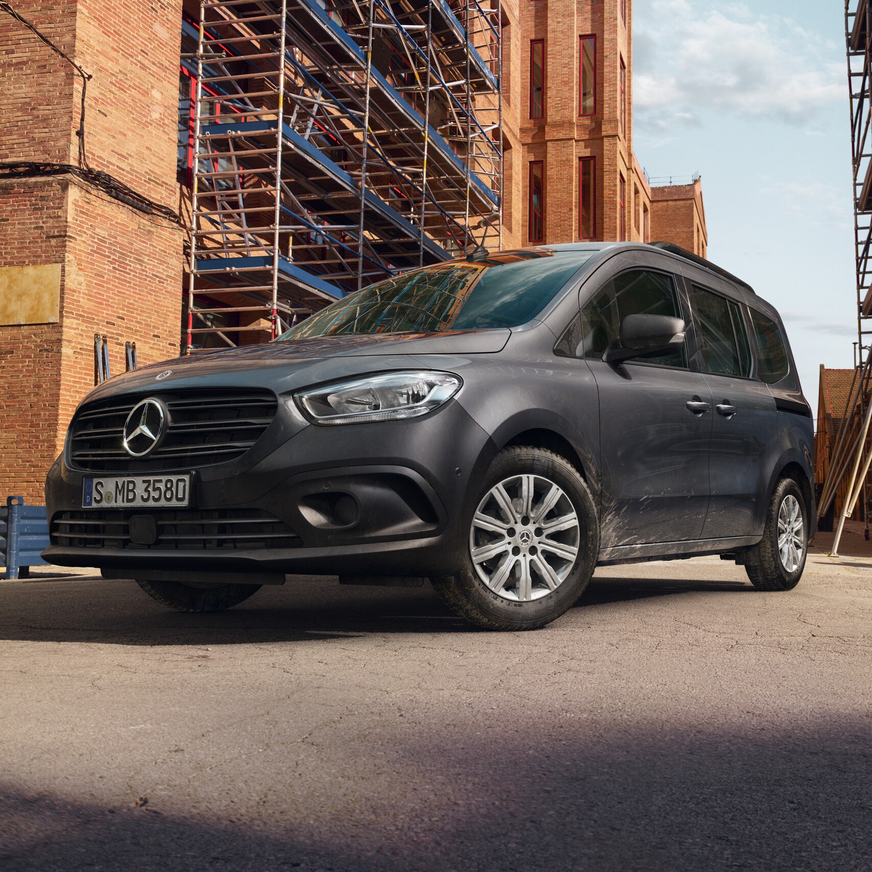 Der Mercedes-Benz Citan Tourer steht auf einer Baustelle.